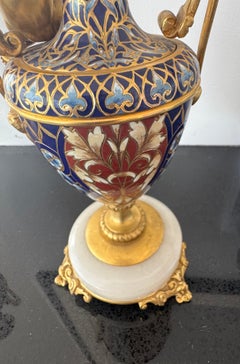 Coppia di vasi francesi in smalto cloisonne con cherubino