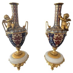 Coppia di vasi francesi in smalto cloisonne con cherubino