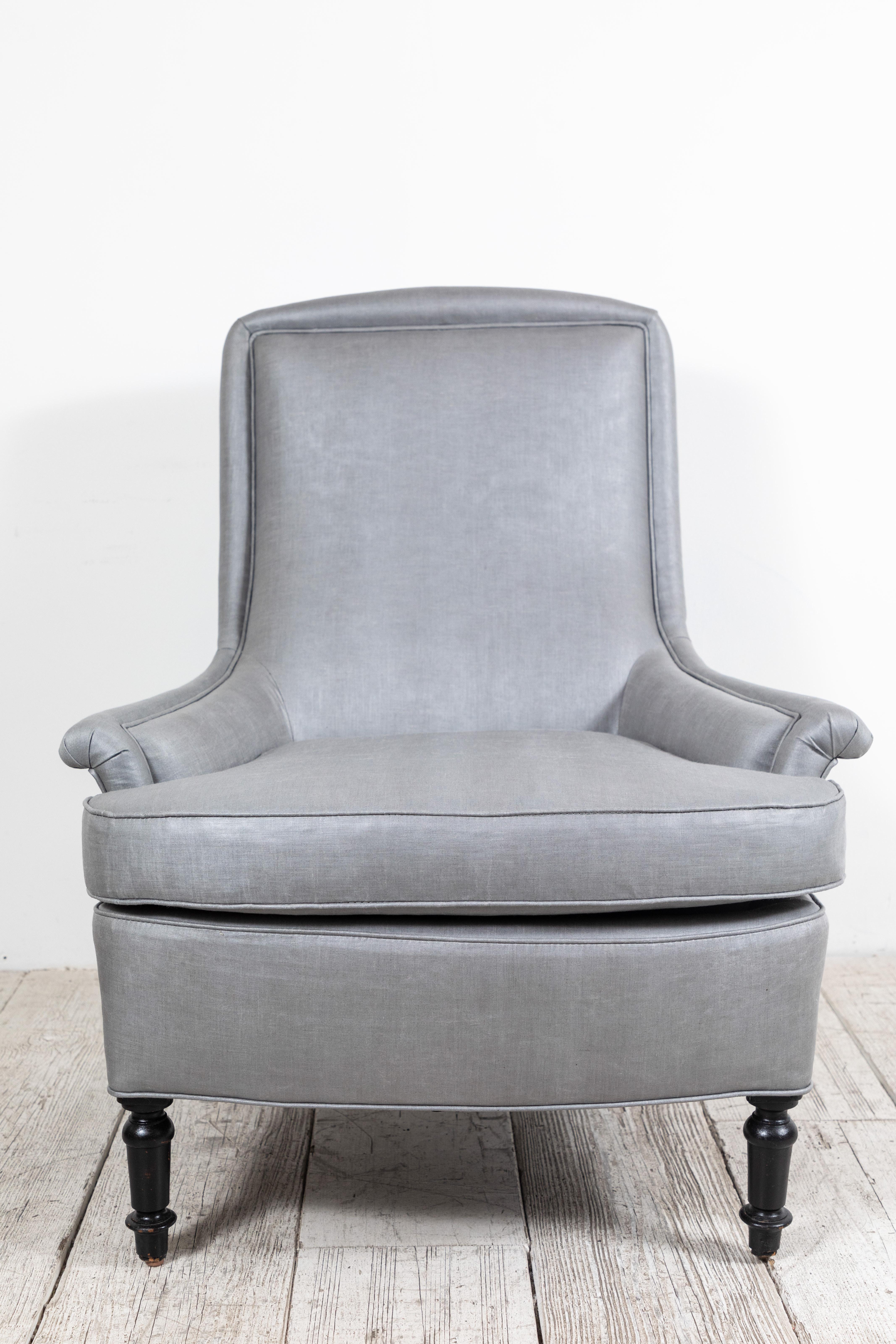 Pair of French Club Chairs Upholstered in Grey Beetled Linen Fabric In Excellent Condition In Los Angeles, CA