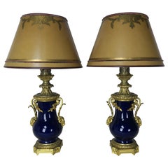 Paar französische Lampen aus kobaltblauem Porzellan und Bronze mit Pergamentschirmen