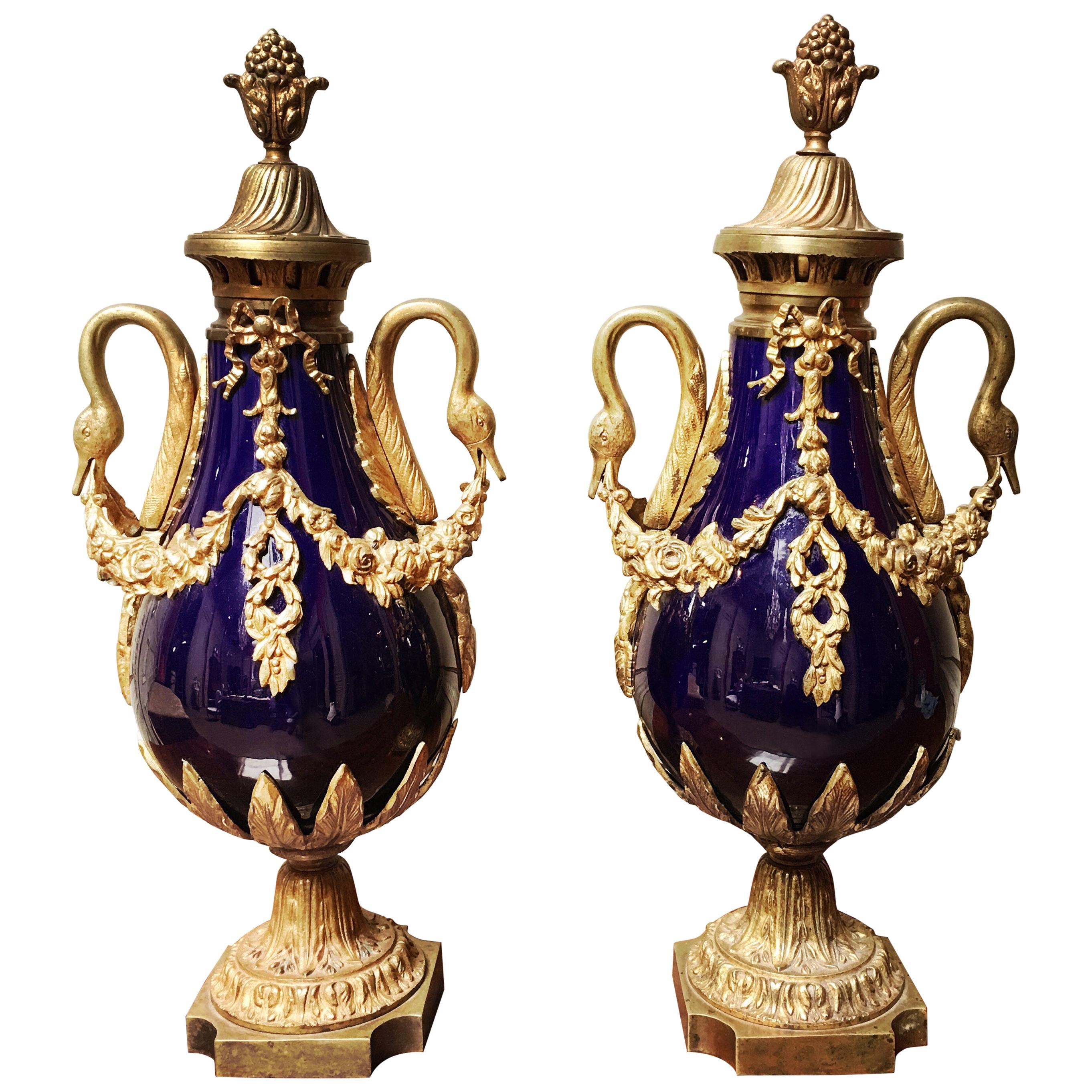 Pareja de cassolettes francesas de porcelana cobalto y montadas en bronce