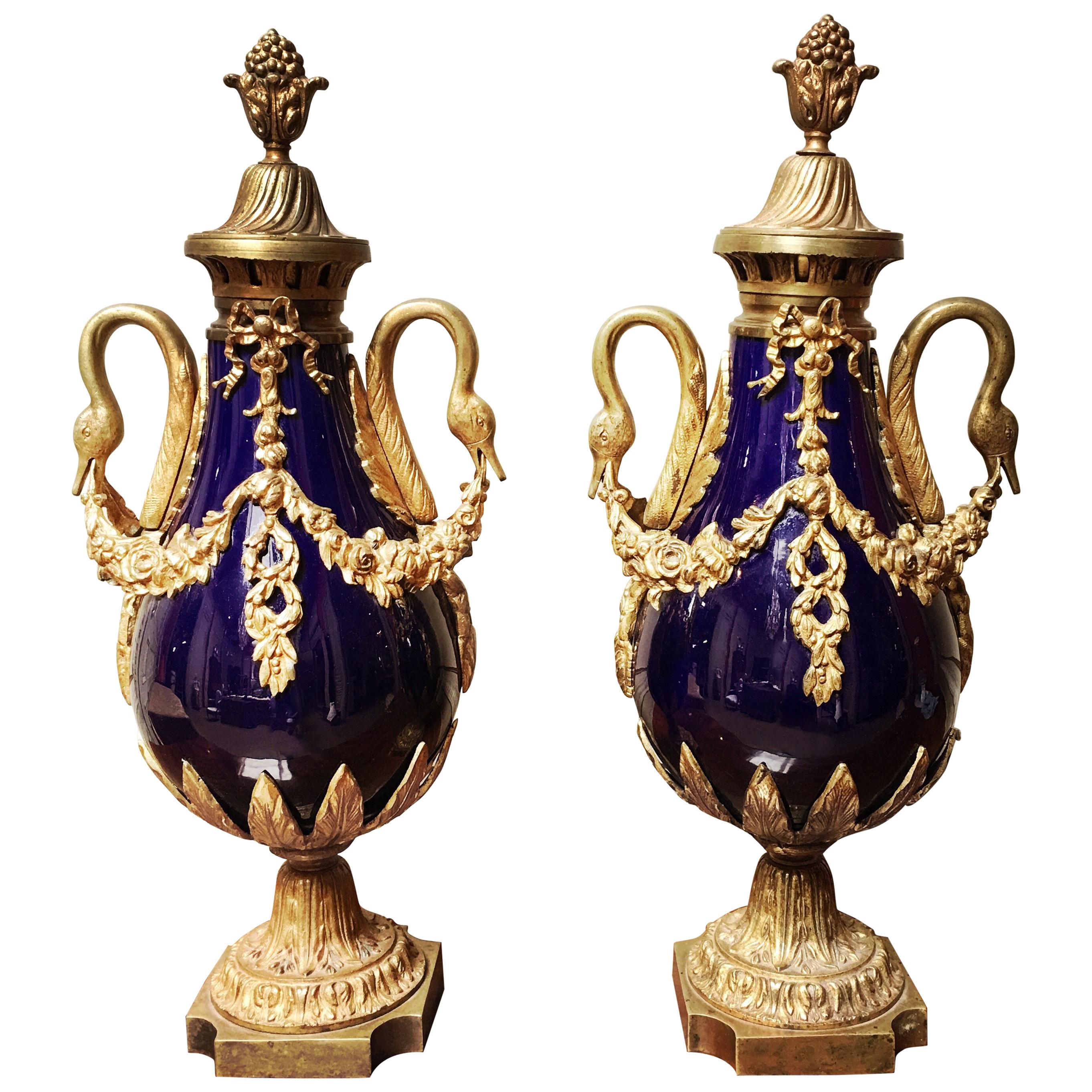 Paire de Cassolettes françaises en porcelaine cobalt et bronze