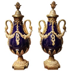 Paire de Cassolettes françaises en porcelaine cobalt et bronze