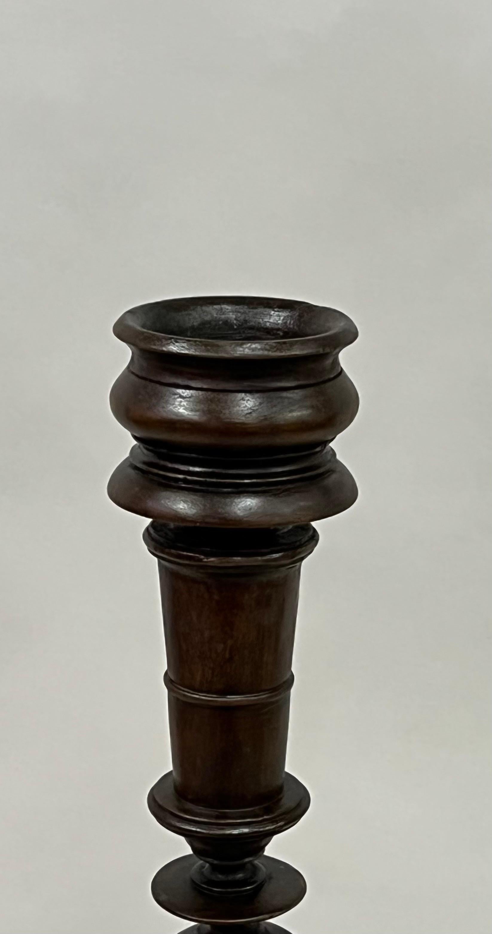 Paire de pieds de lampe ou candélabres de table en bois de teck sculpté de style colonial français, vers 1930 en vente 3