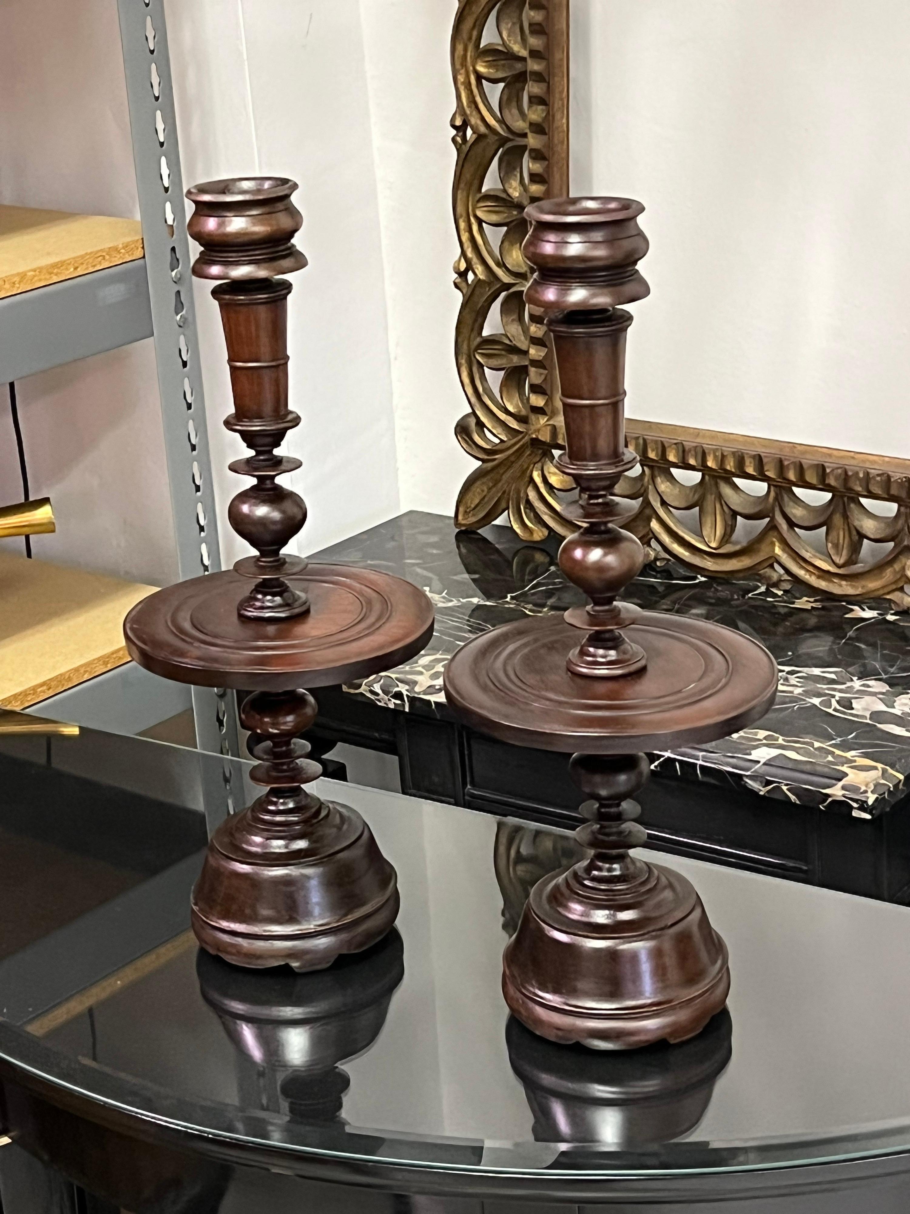 Paire de pieds de lampe ou candélabres de table en bois de teck sculpté de style colonial français, vers 1930 en vente 4