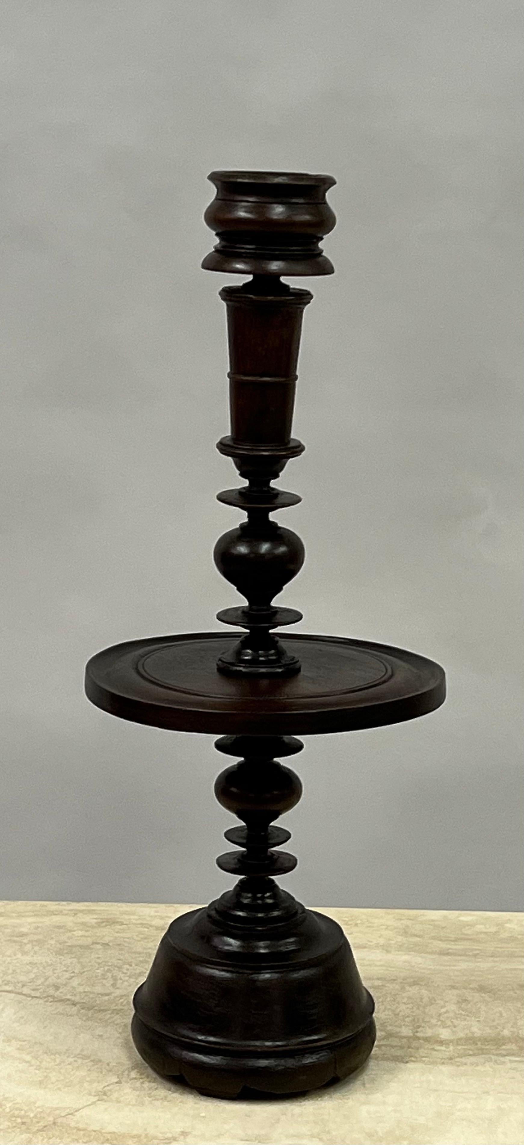 Intagliato a mano Coppia di basi per lampade da tavolo o candelabri in legno di teak intagliato in stile coloniale francese, 1930 ca. in vendita