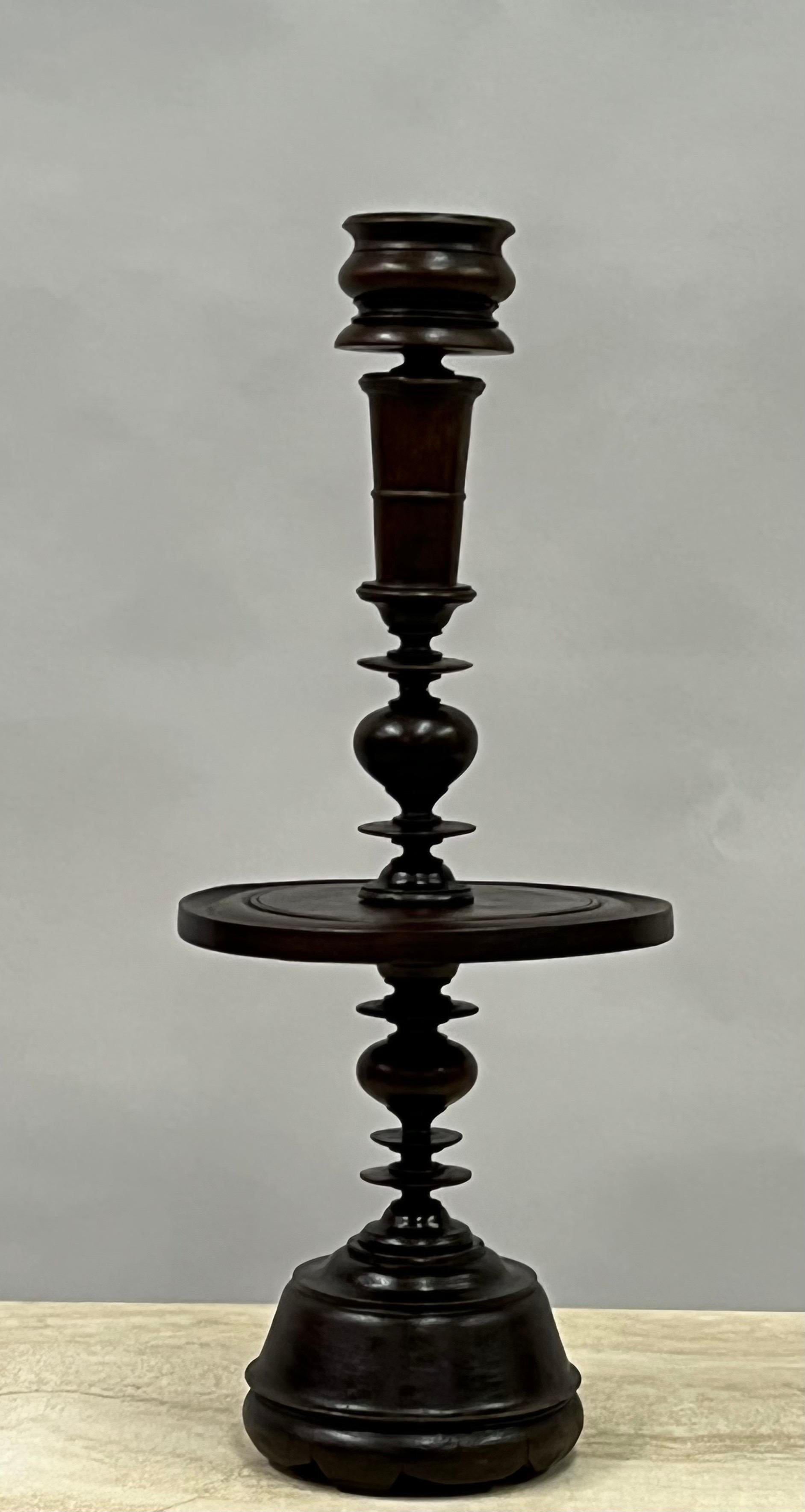 Paire de pieds de lampe ou candélabres de table en bois de teck sculpté de style colonial français, vers 1930 Bon état - En vente à New York, NY