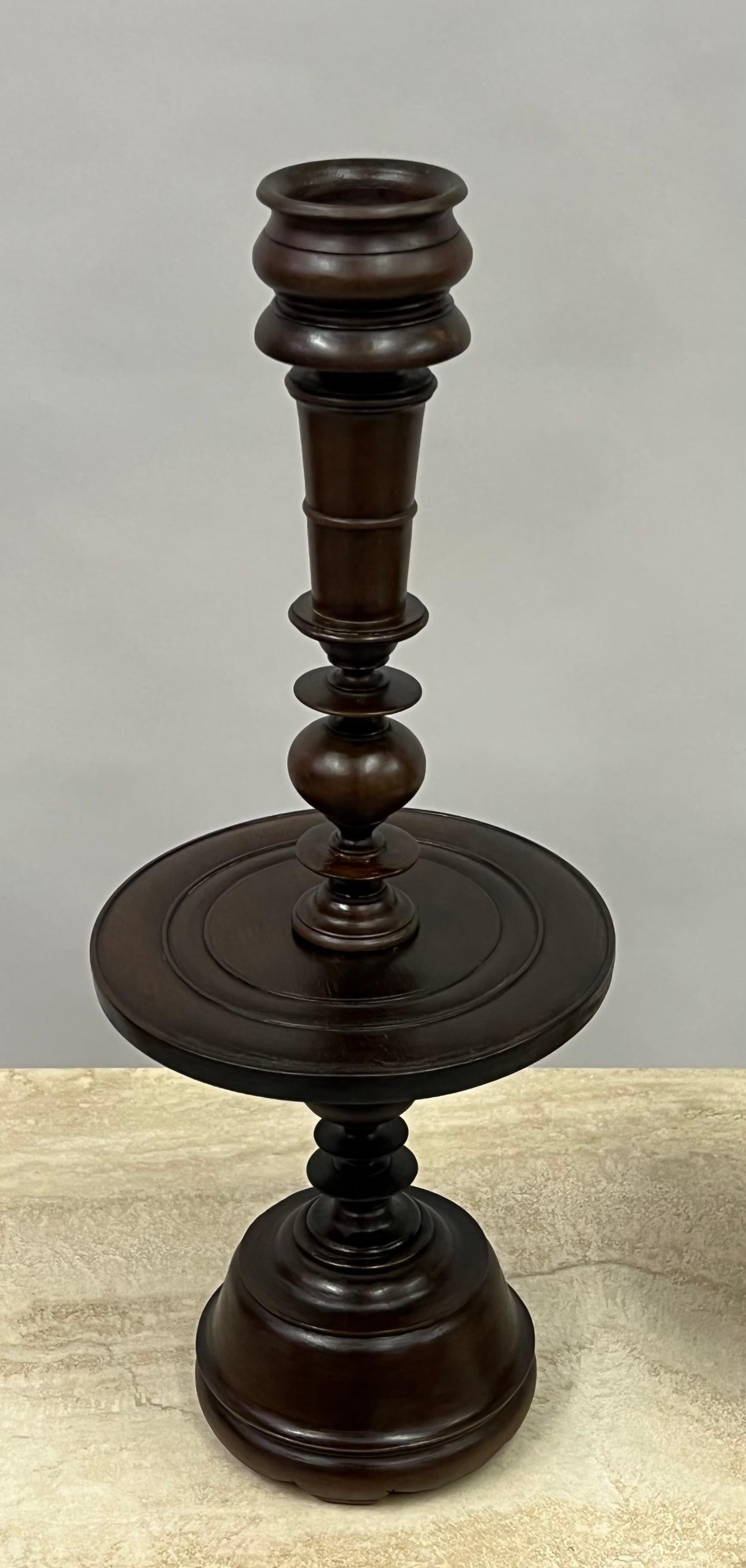 20ième siècle Paire de pieds de lampe ou candélabres de table en bois de teck sculpté de style colonial français, vers 1930 en vente