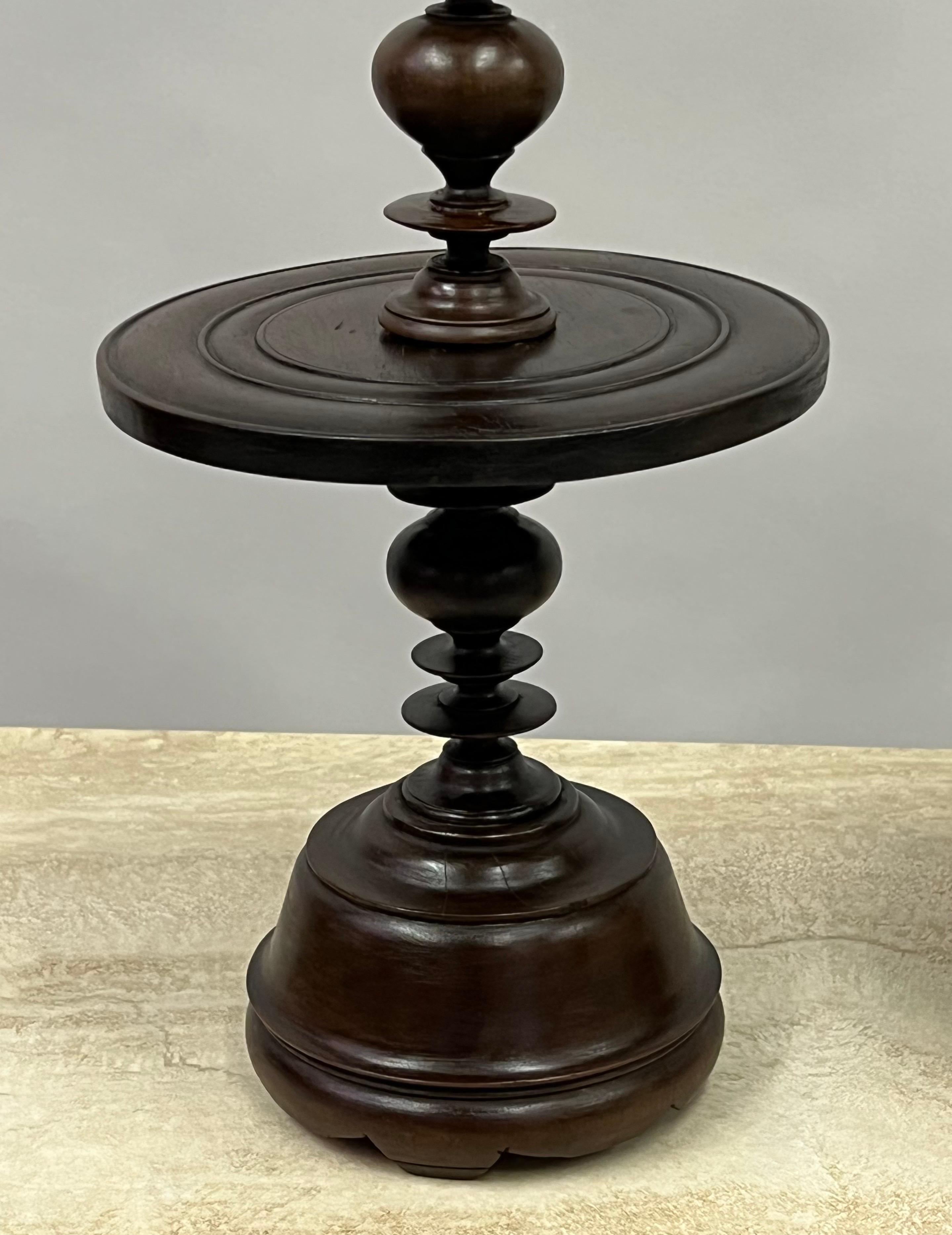 Teck Paire de pieds de lampe ou candélabres de table en bois de teck sculpté de style colonial français, vers 1930 en vente