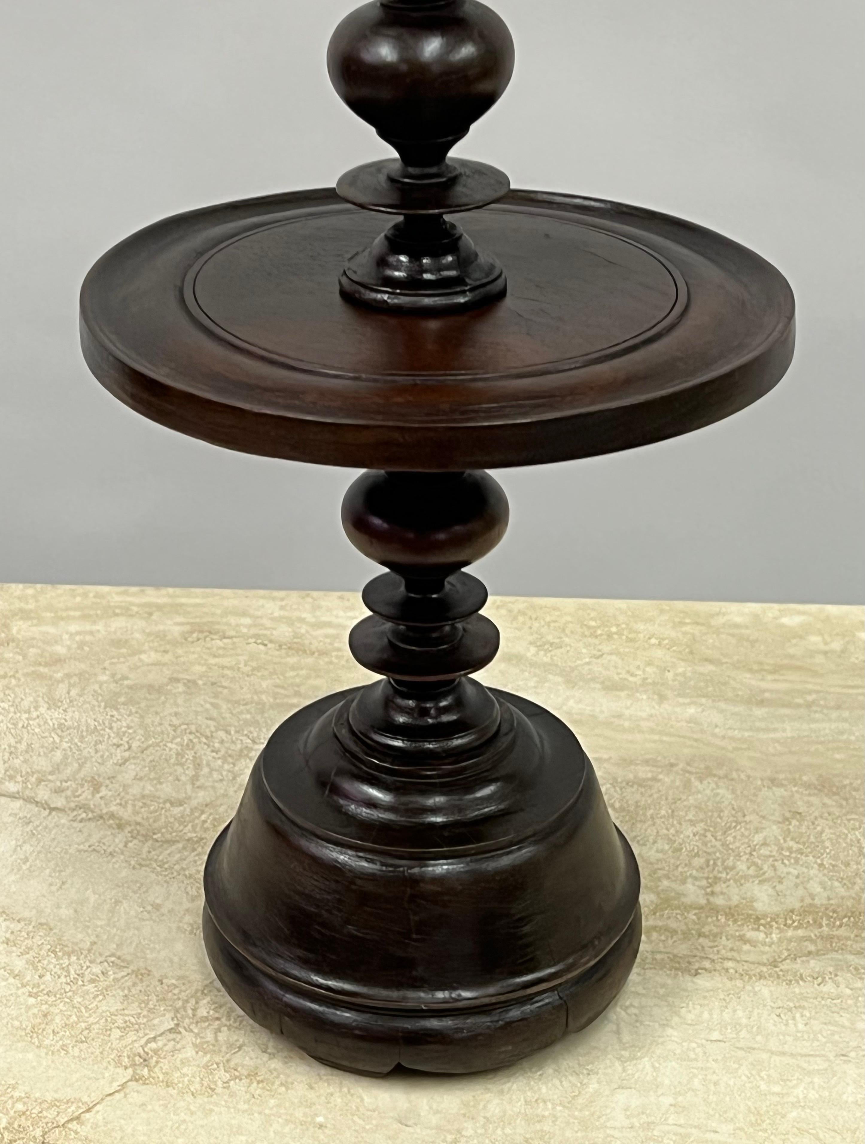 Paire de pieds de lampe ou candélabres de table en bois de teck sculpté de style colonial français, vers 1930 en vente 1