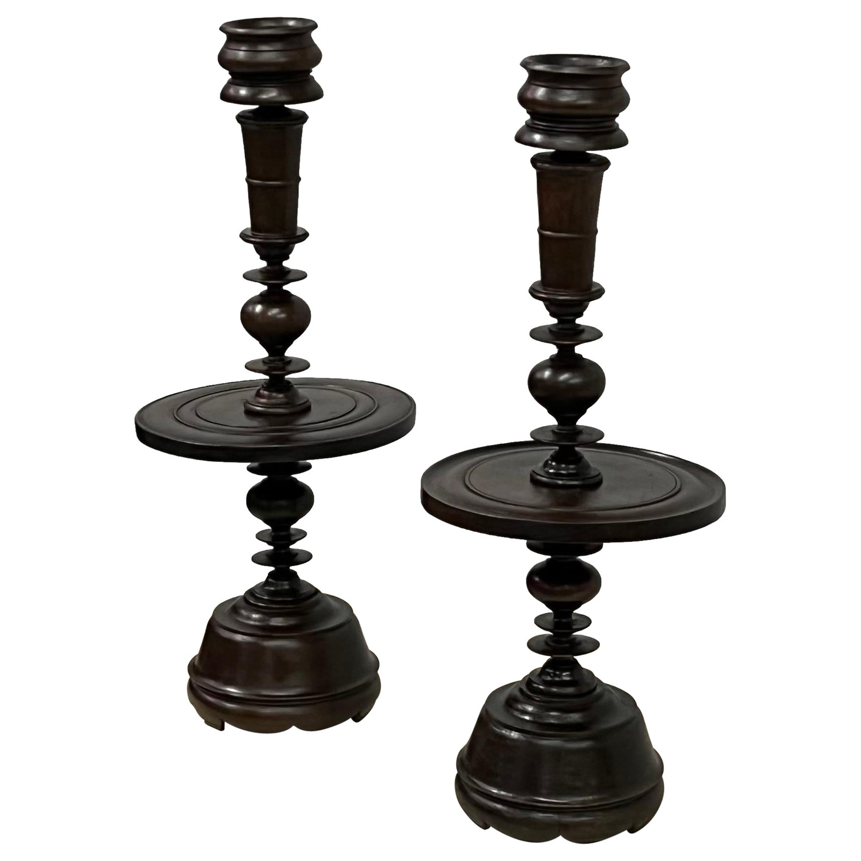 Coppia di basi per lampade da tavolo o candelabri in legno di teak intagliato in stile coloniale francese, 1930 ca.