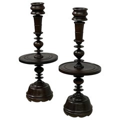 Coppia di basi per lampade da tavolo o candelabri in legno di teak intagliato in stile coloniale francese, 1930 ca.