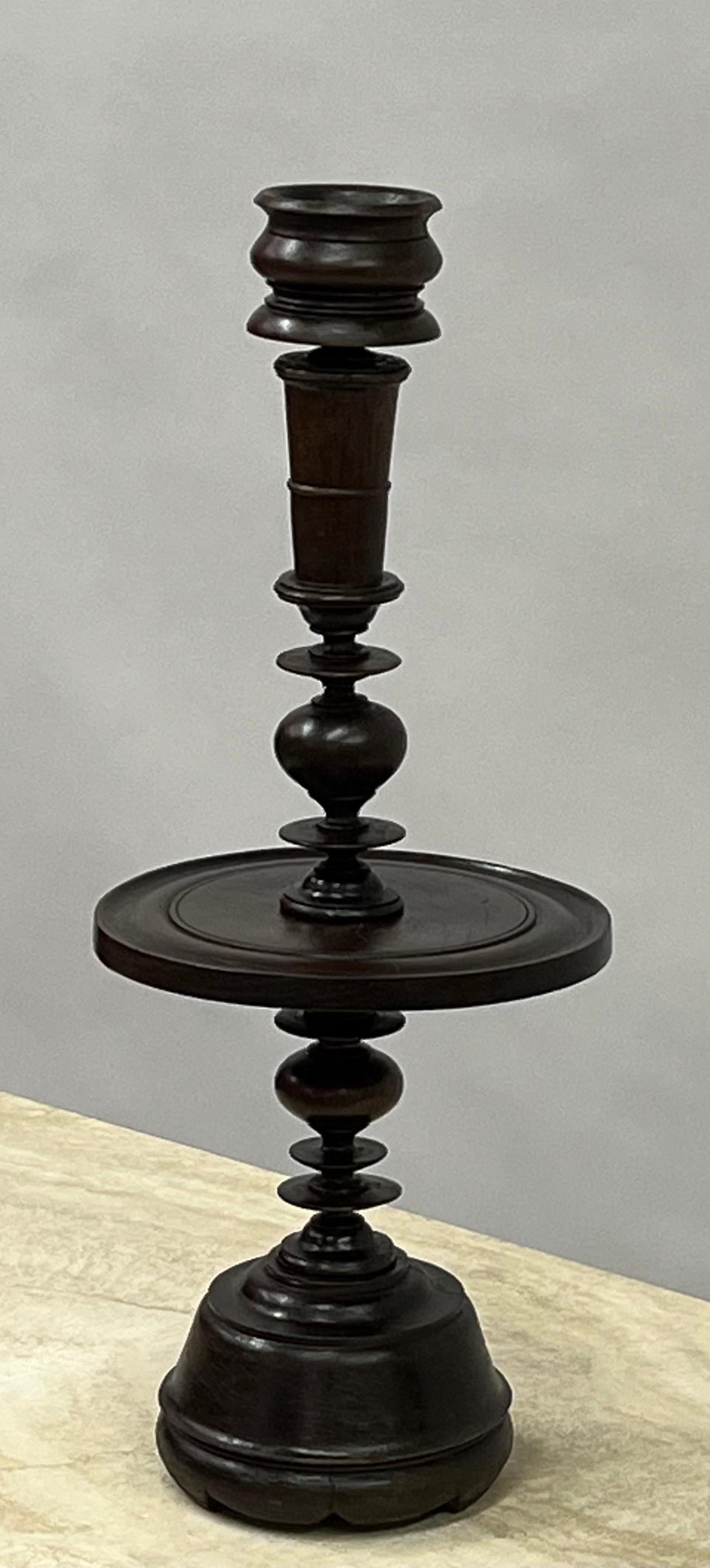 Teck Paire de socles de lampe de bureau en bois sculpté de style colonial français du milieu du siècle dernier, 1930 en vente