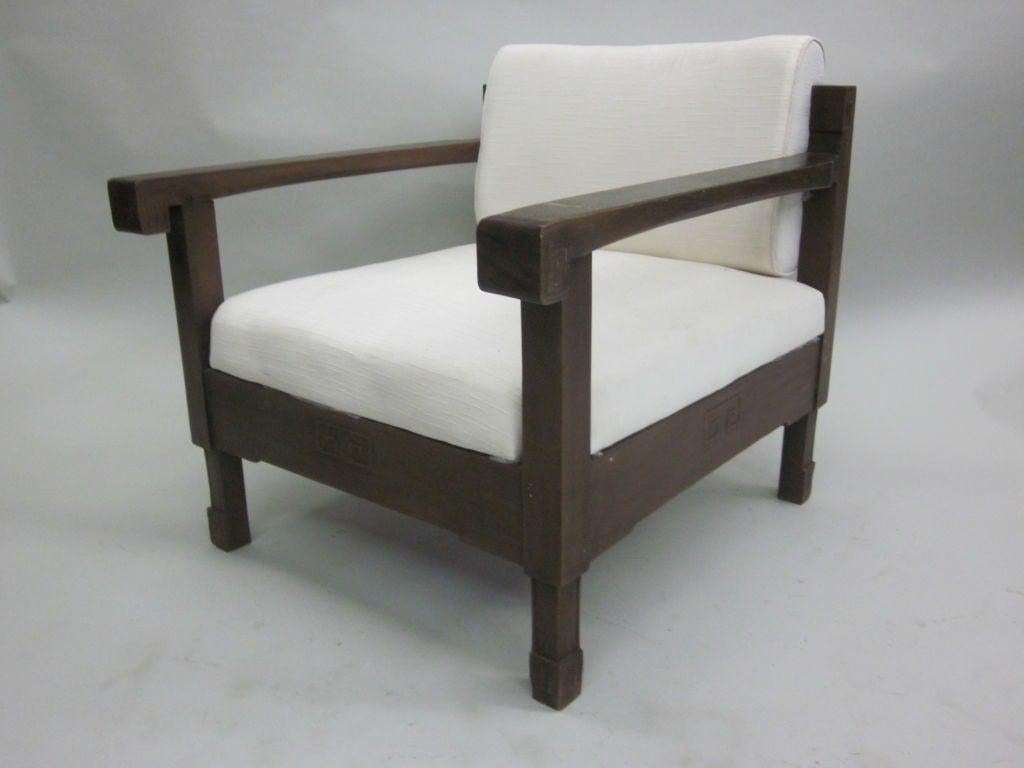 Une paire rare et importante de chaises longues / clubs / fauteuils coloniaux français en bois de teck, fabriqués et sculptés à la main, avec des influences néoclassiques françaises Art Déco et modernes sobres créant une ligne et une forme visuelles