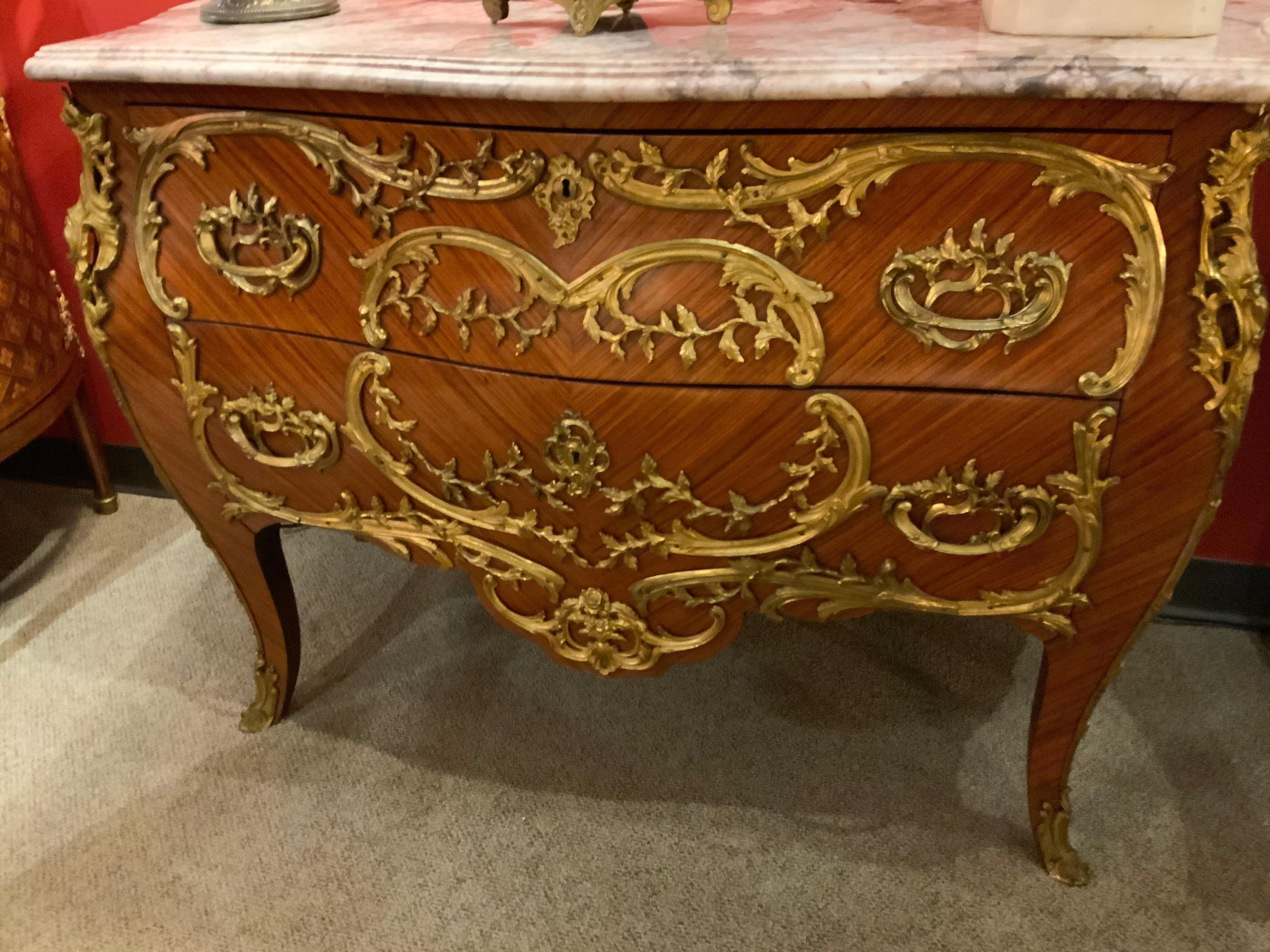 Coppia di commodes a bombe francesi d'antiquariato  con supporti elaborati in bronzo in vendita 2
