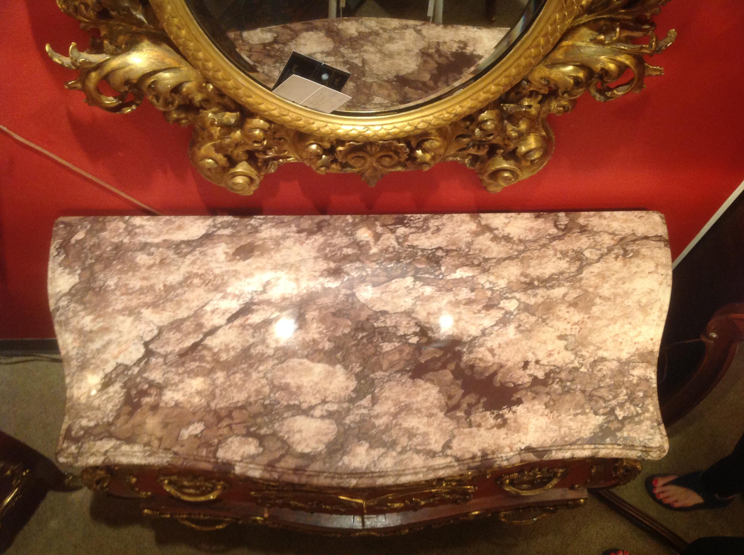 Luigi XV Coppia di commodes francesi a forma di bombe con montature in bronzo elaborate in vendita