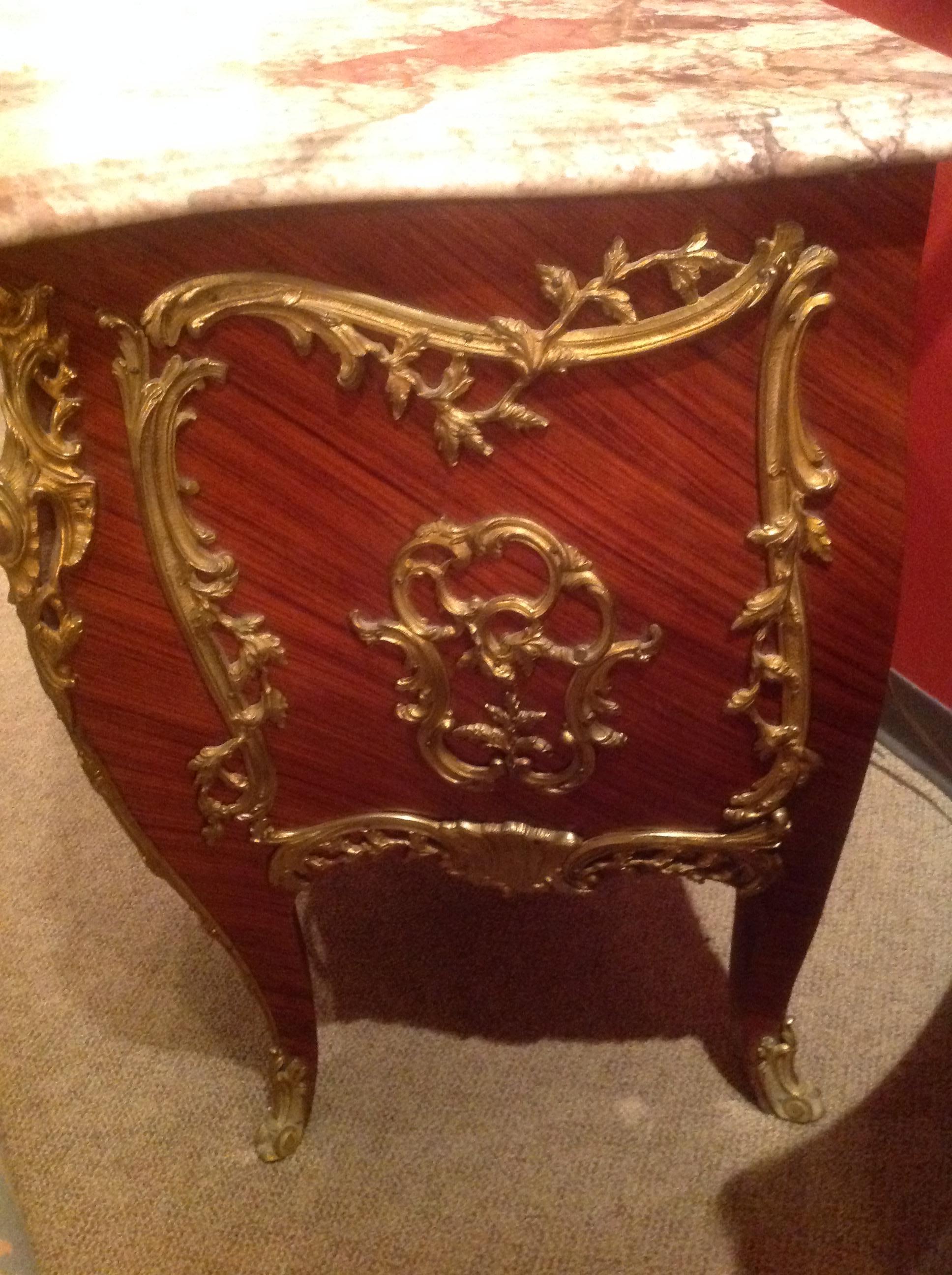 Pair of French Commodes Bombe' Form with Elaborate Bronze Mounts In Good Condition For Sale In Houston, TX