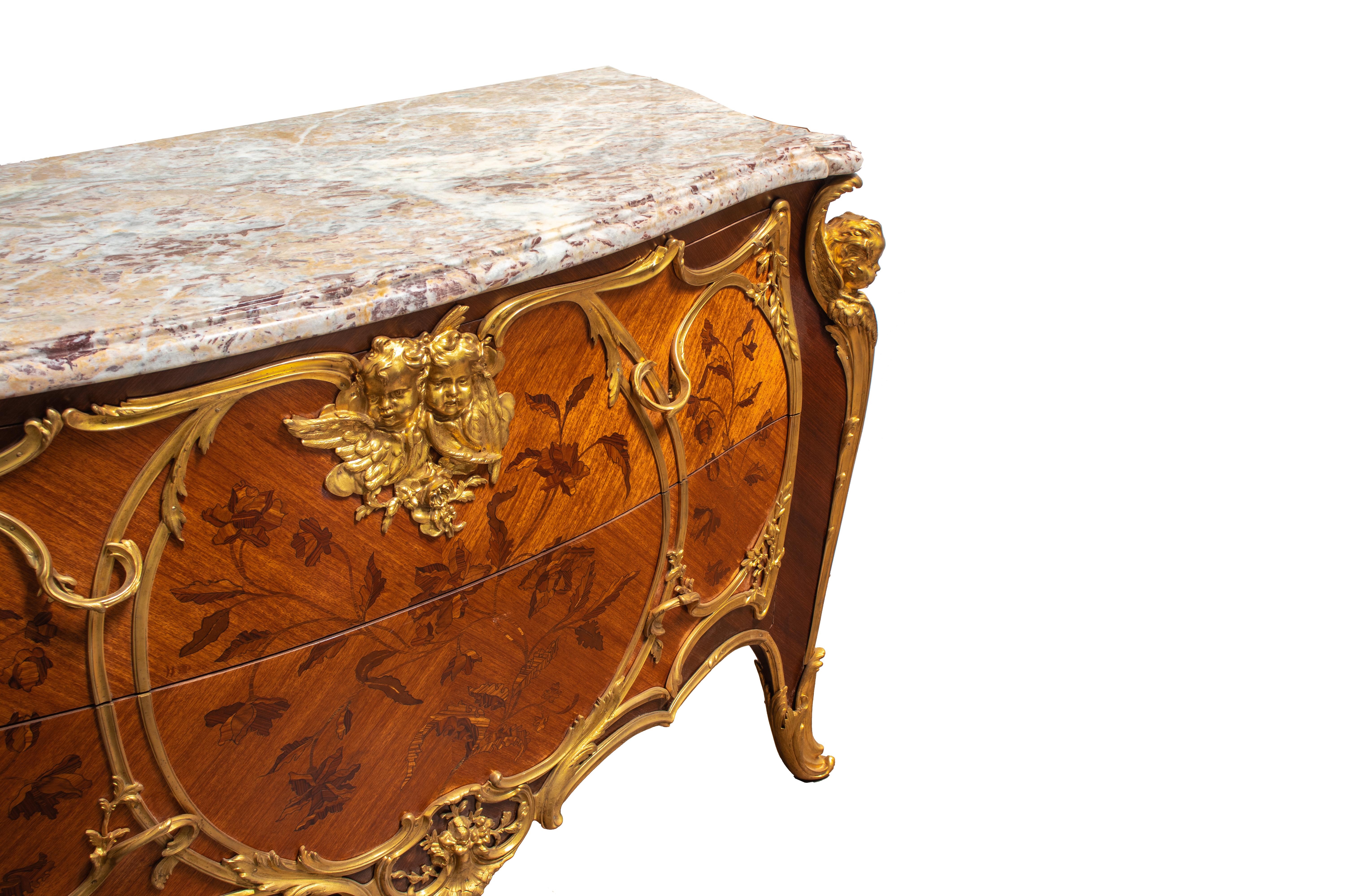 Pair of French Commodes in Louis XV style with Ormolu Mounts and Marquetry In Good Condition For Sale In Dubai, AE