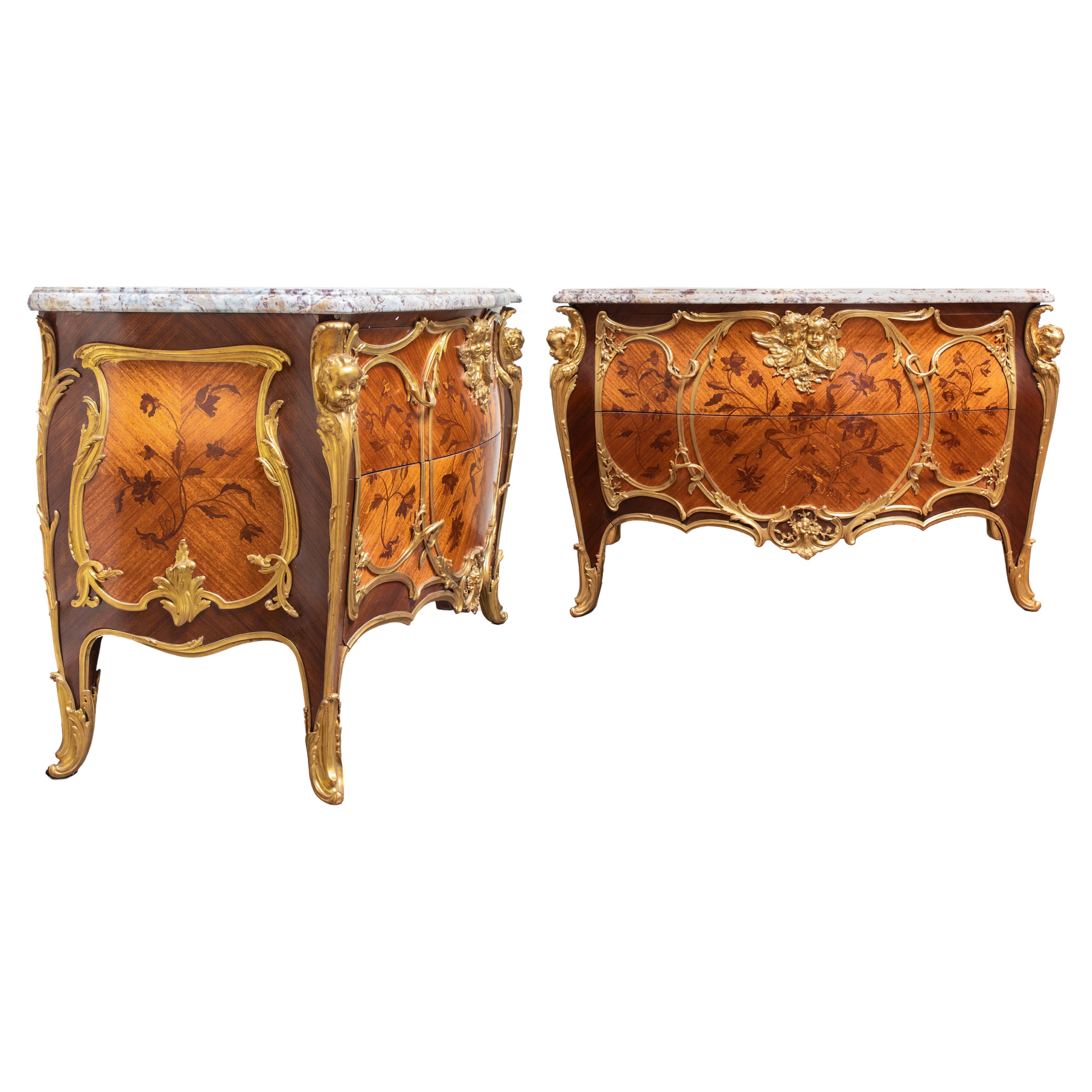 Coppia di commodes francesi in stile Luigi XV con montature in ormolu e intarsio