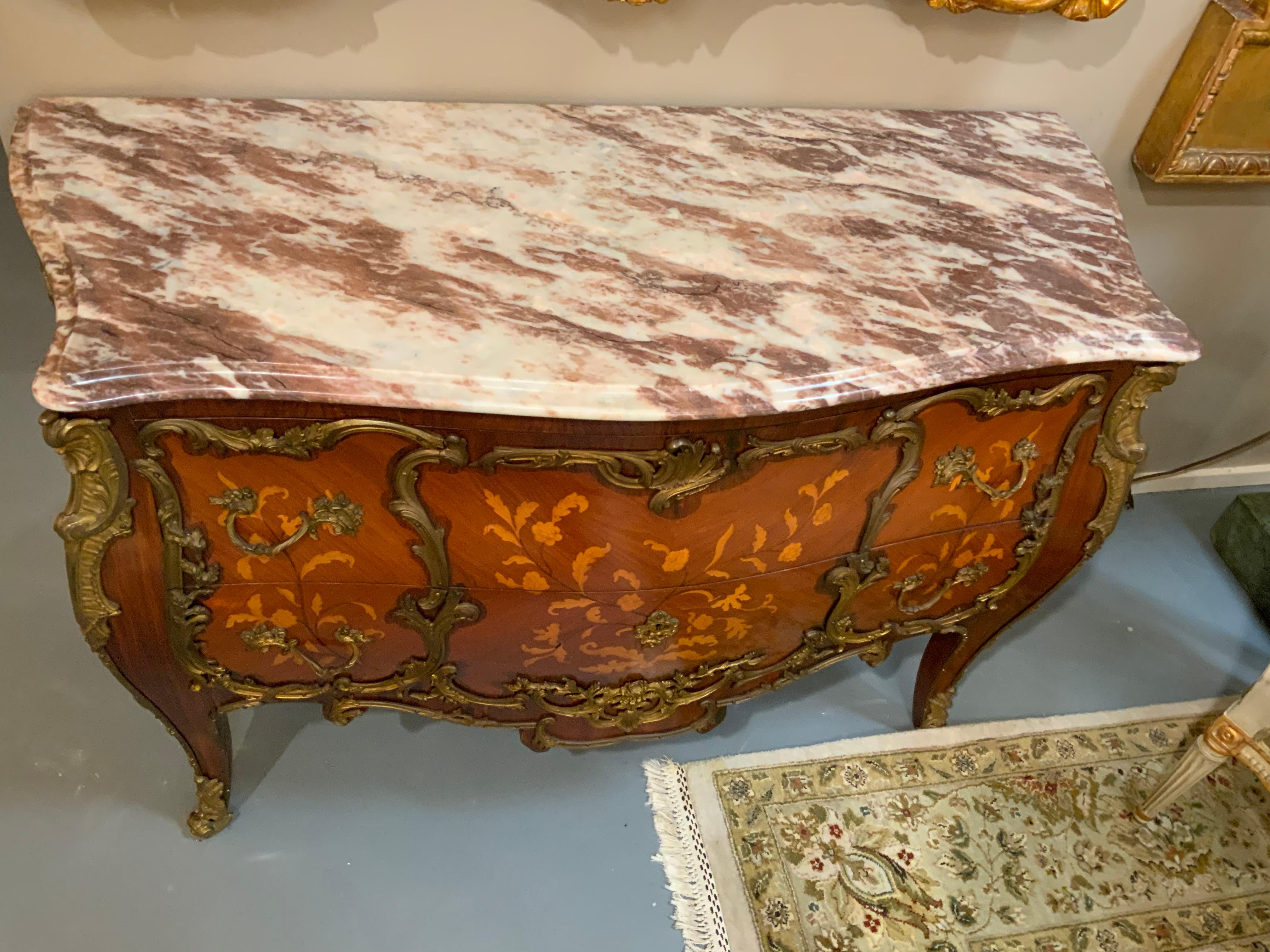 Coppia di commodes francesi con intarsio e piano in marmo in vendita 2