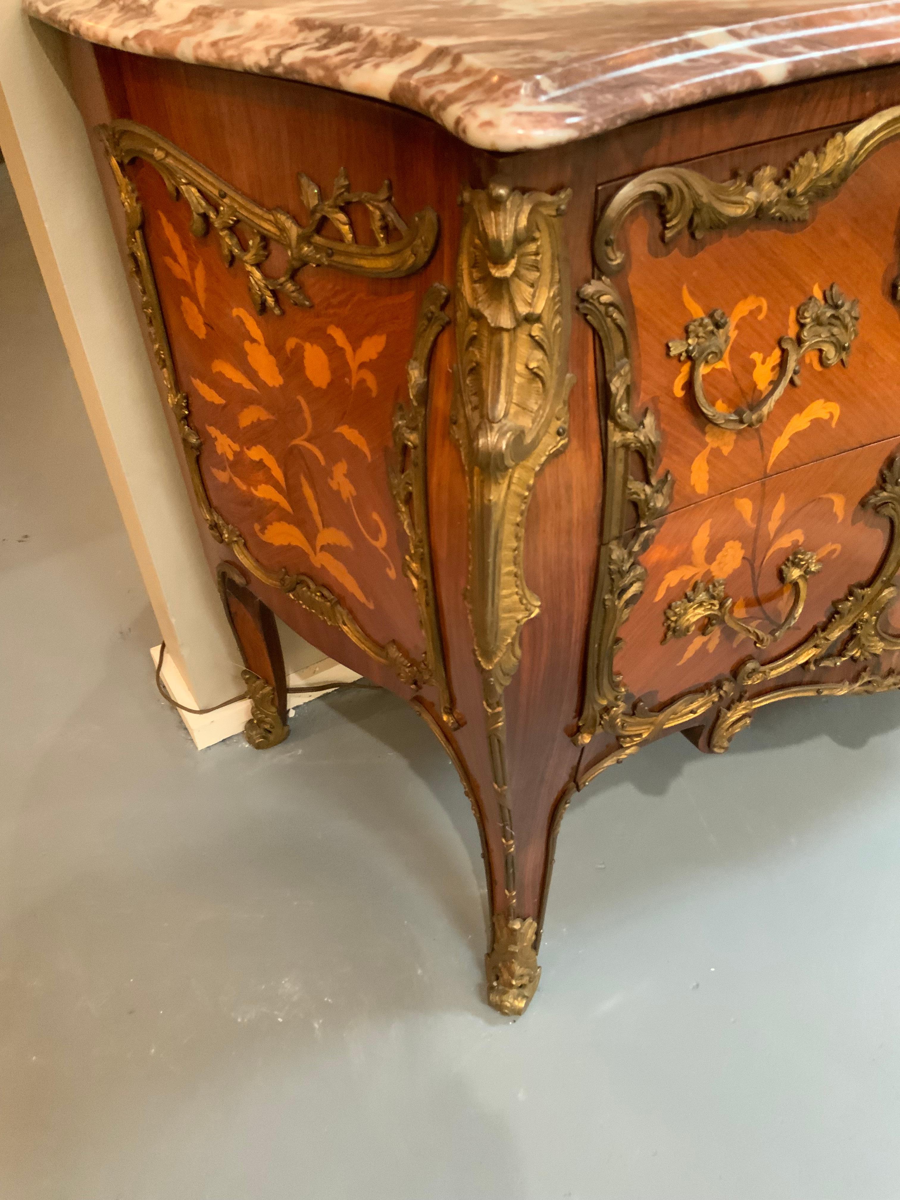 Coppia di commodes francesi con intarsio e piano in marmo in vendita 3