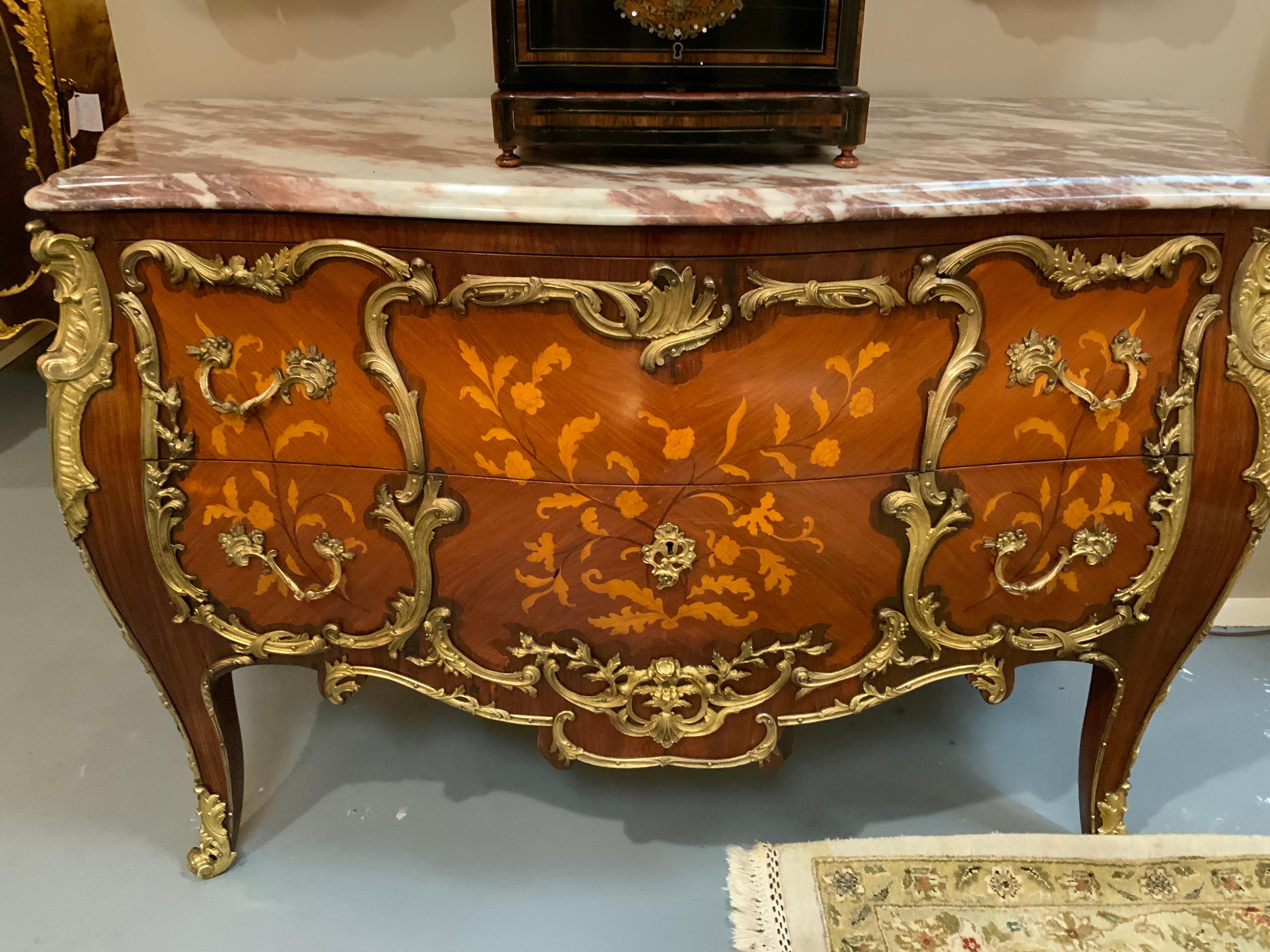 Coppia di commodes francesi con intarsio e piano in marmo in vendita 5