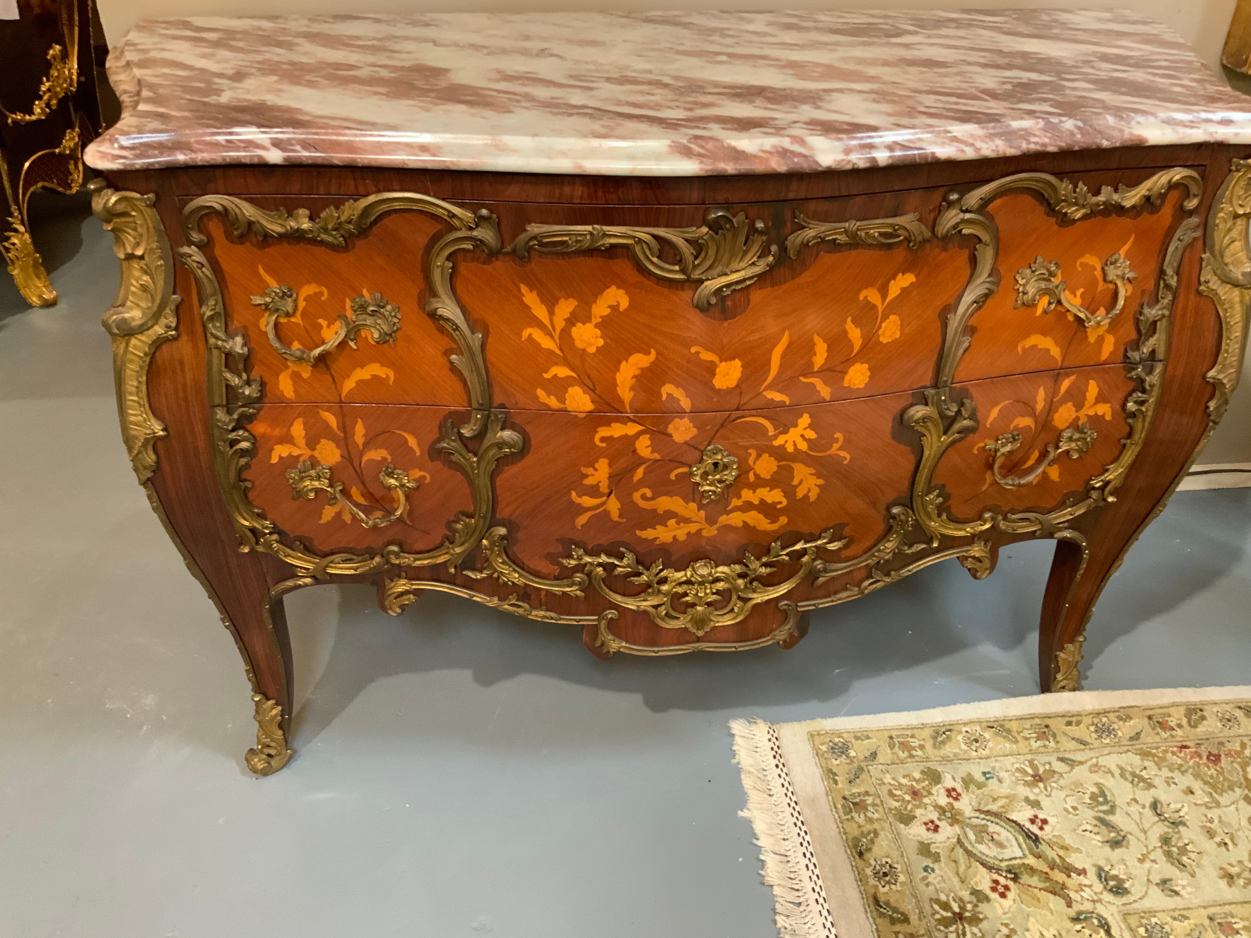 Legno Coppia di commodes francesi con intarsio e piano in marmo in vendita