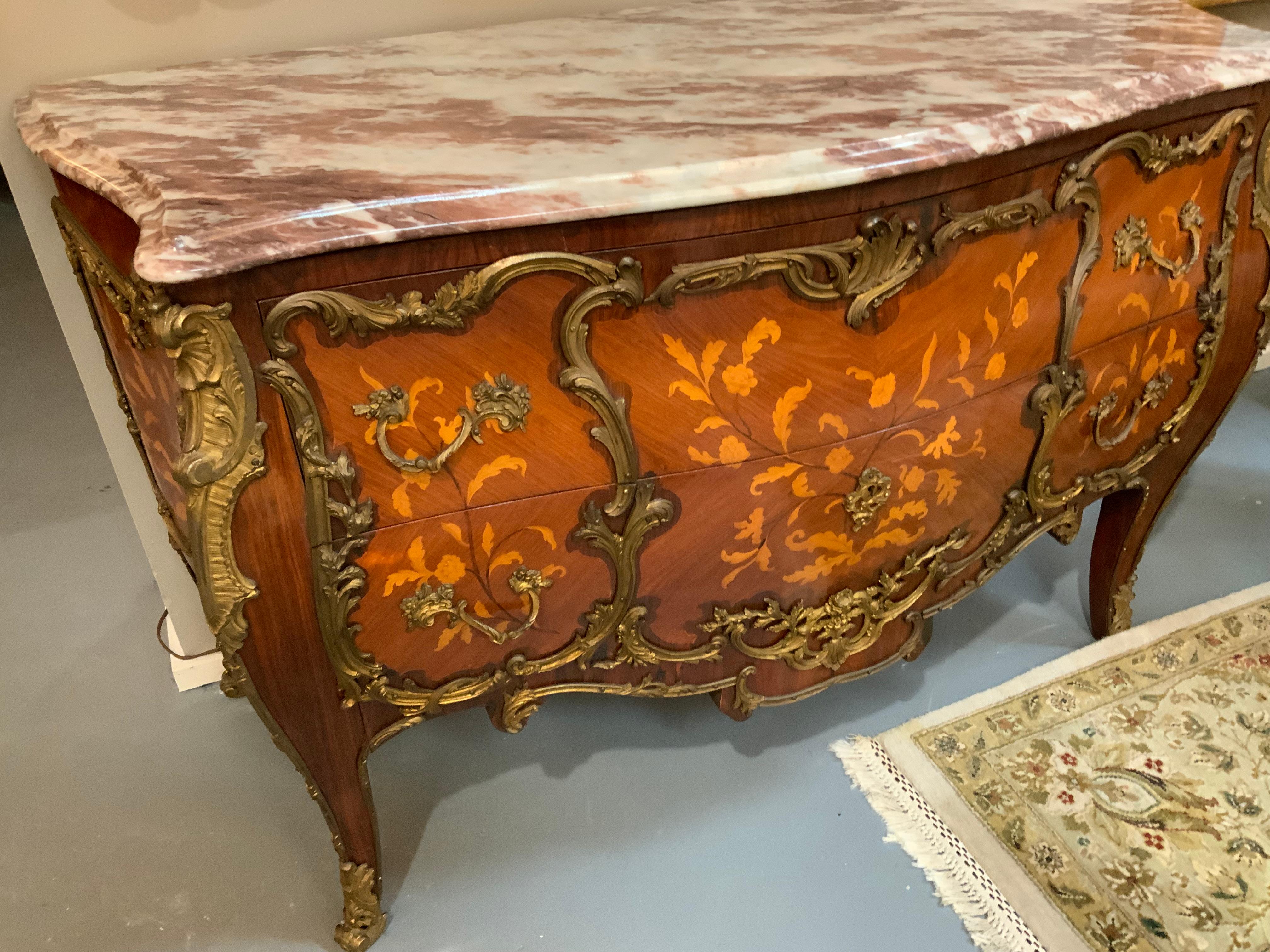 Coppia di commodes francesi con intarsio e piano in marmo in vendita 1