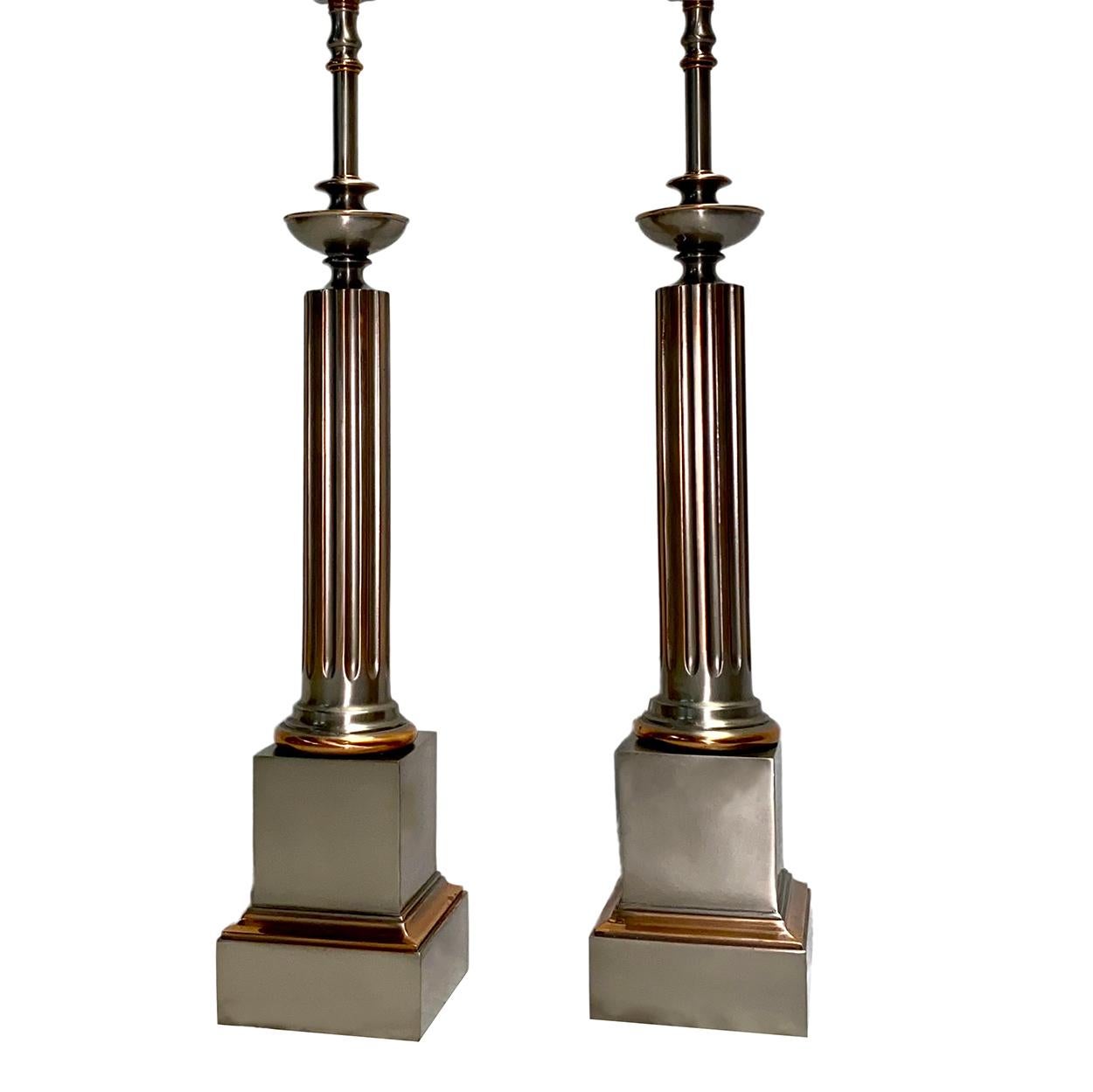 Coppia di lampade da tavolo a colonna neoclassiche francesi degli anni '30 circa con patina originale di peltro e rame.

Misure:
Altezza della scocca: 24