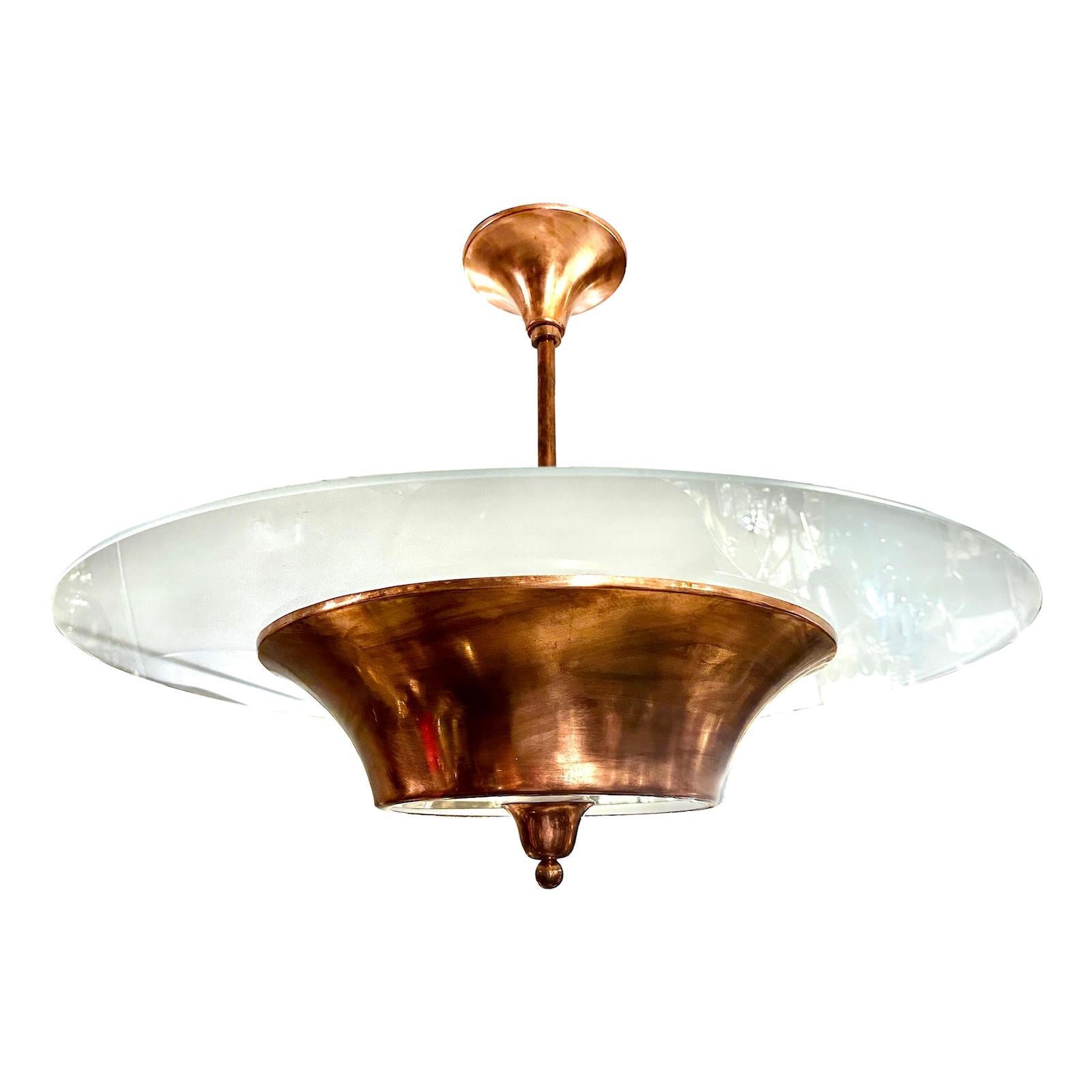 Coppia di lampadari francesi in rame del 1950 circa con inserti in vetro e sei luci interne. Venduto singolarmente.

Misure:
Altezza: 25
Diametro: 32