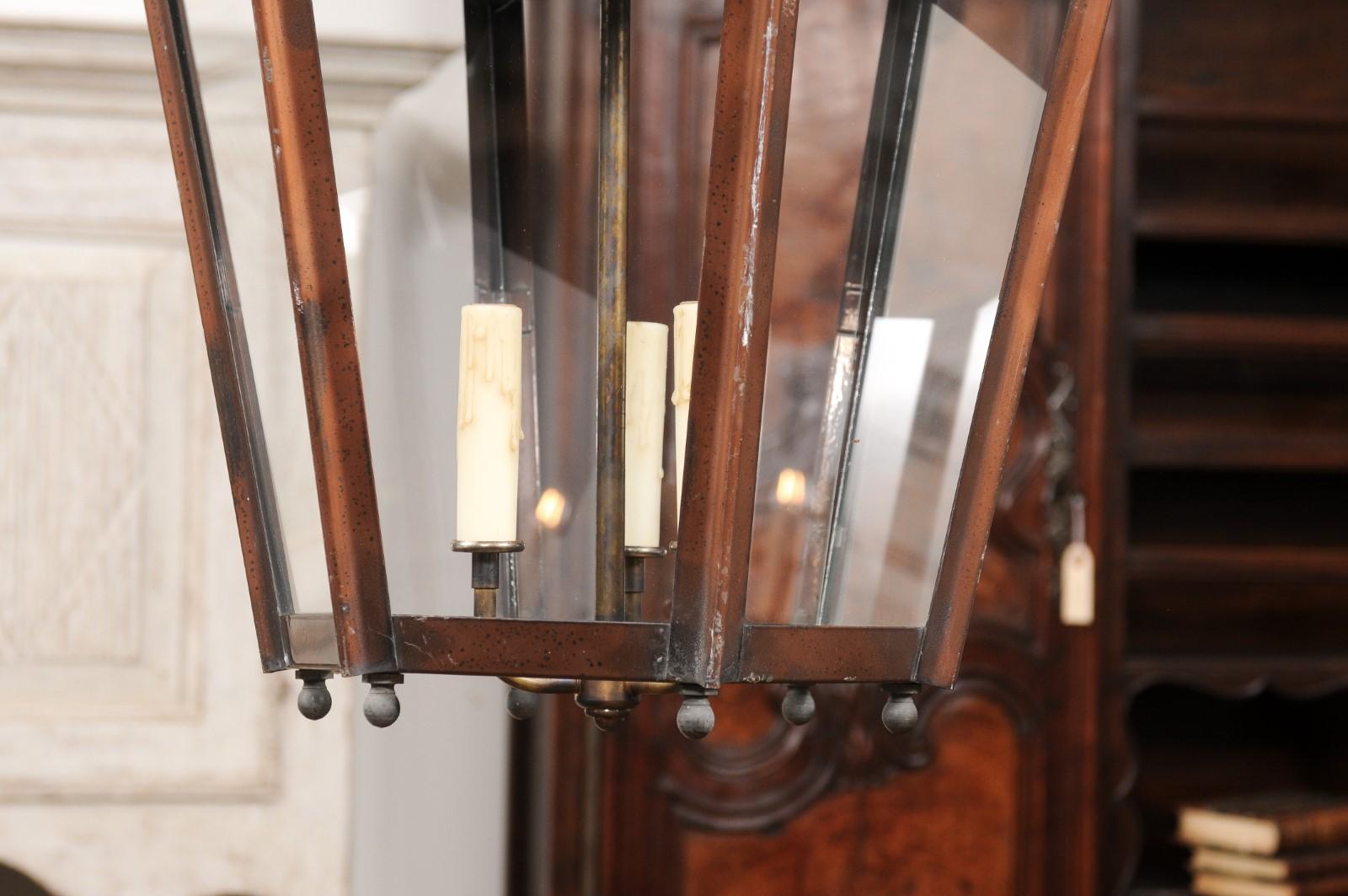 Sechseckige französische Kupferlaternen mit drei Lichtern und Glasplatten aus Kupfer, US-Draht, Paar (20. Jahrhundert) im Angebot