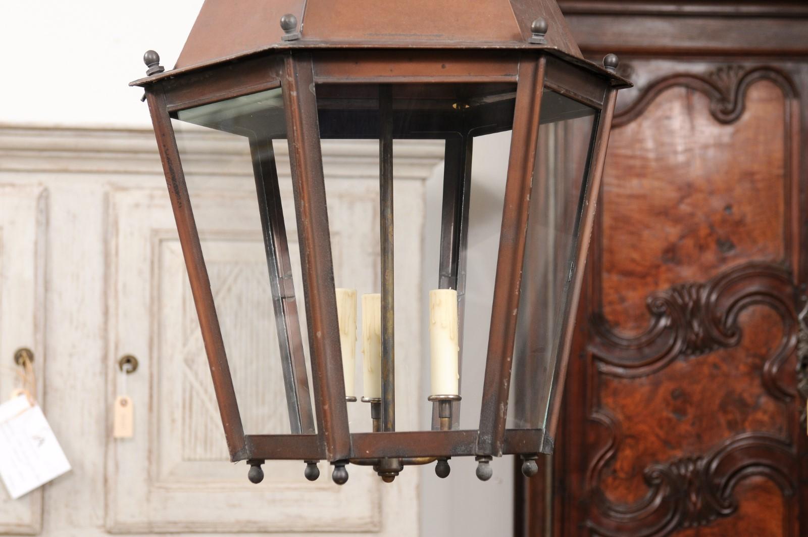 Paire de lanternes hexagonales françaises à trois lumières en cuivre avec panneaux de verre, câblées aux États-Unis en vente 3