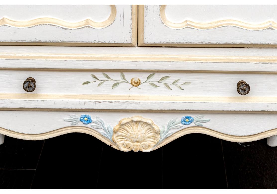 Paire de tables de nuit peintes à la main de style cottage français en vente 3