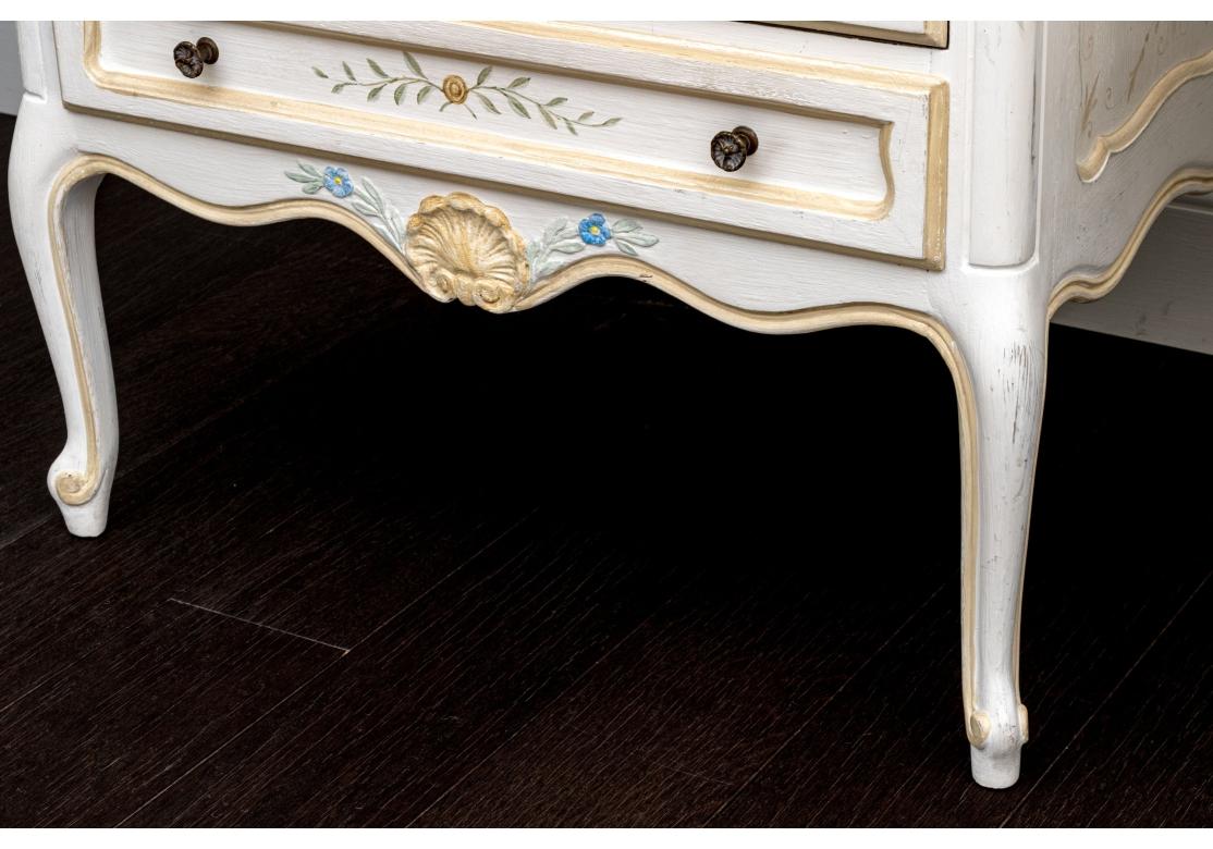 Provincial français Paire de tables de nuit peintes à la main de style cottage français en vente