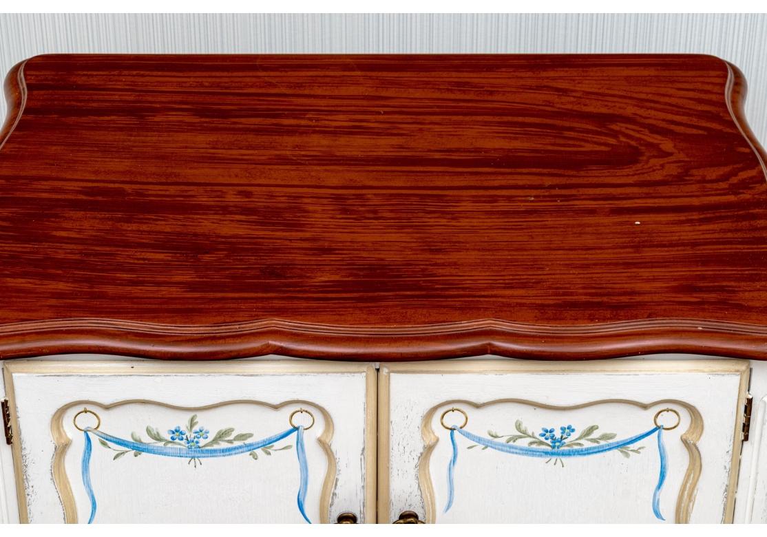 Paire de tables de nuit peintes à la main de style cottage français État moyen - En vente à Bridgeport, CT