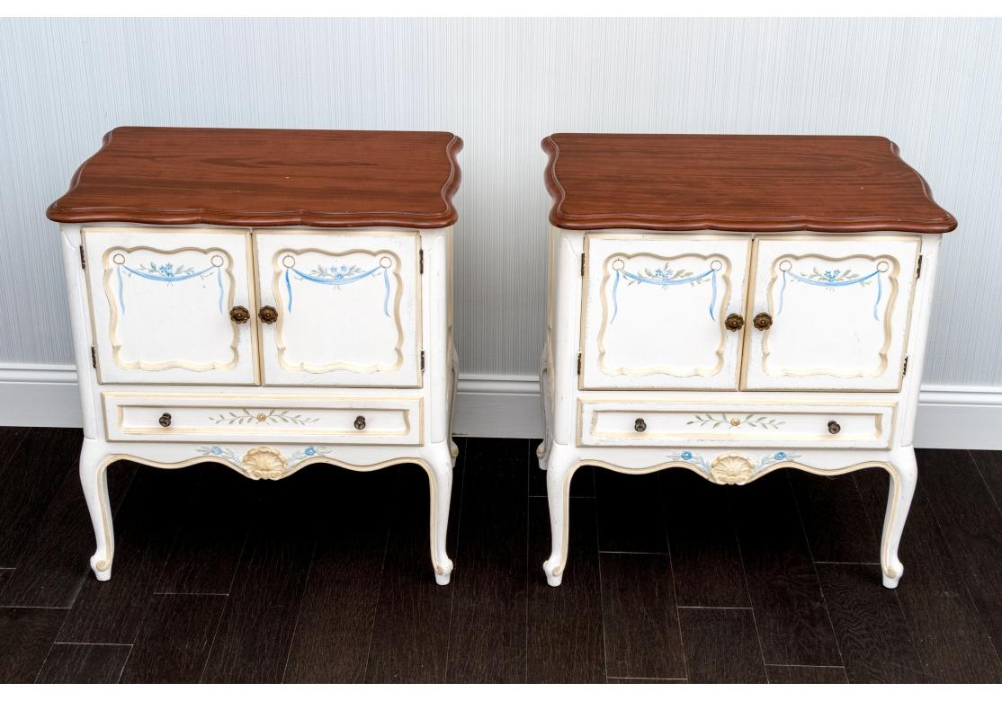 20ième siècle Paire de tables de nuit peintes à la main de style cottage français en vente