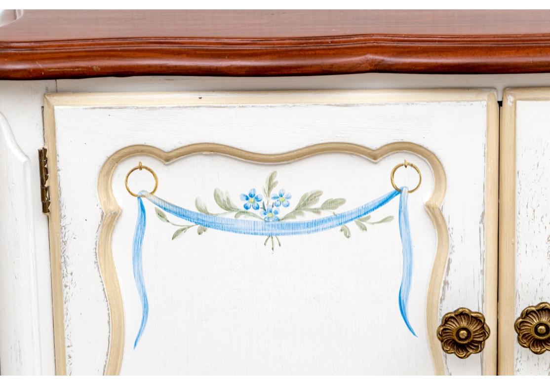 Paire de tables de nuit peintes à la main de style cottage français en vente 1