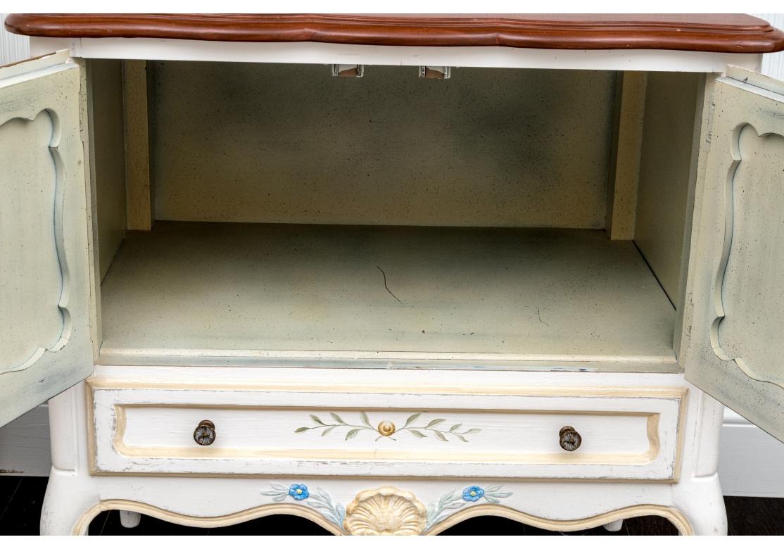 Paire de tables de nuit peintes à la main de style cottage français en vente 2