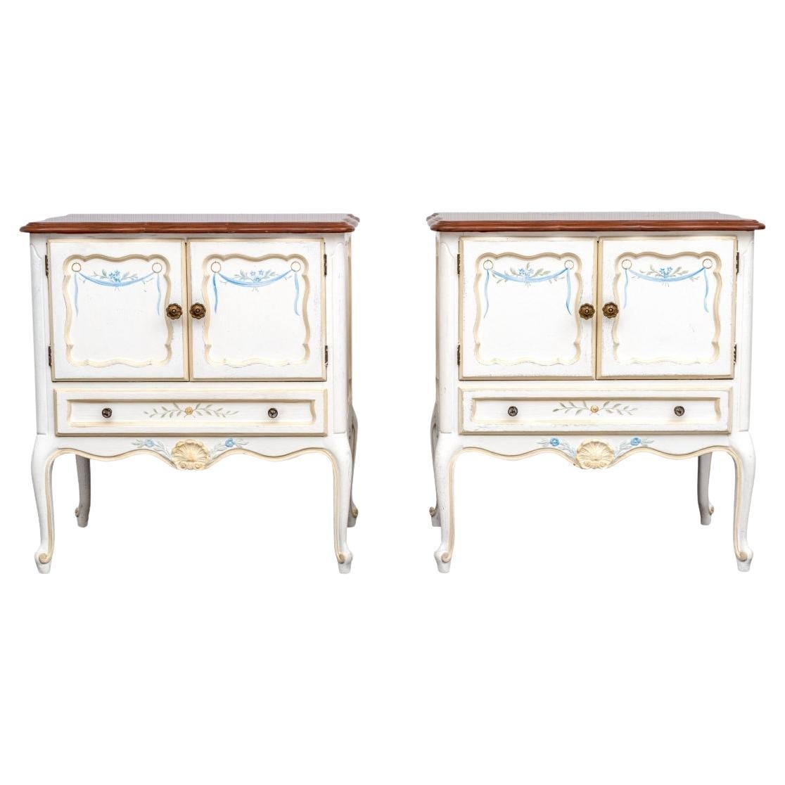 Paire de tables de nuit peintes à la main de style cottage français en vente