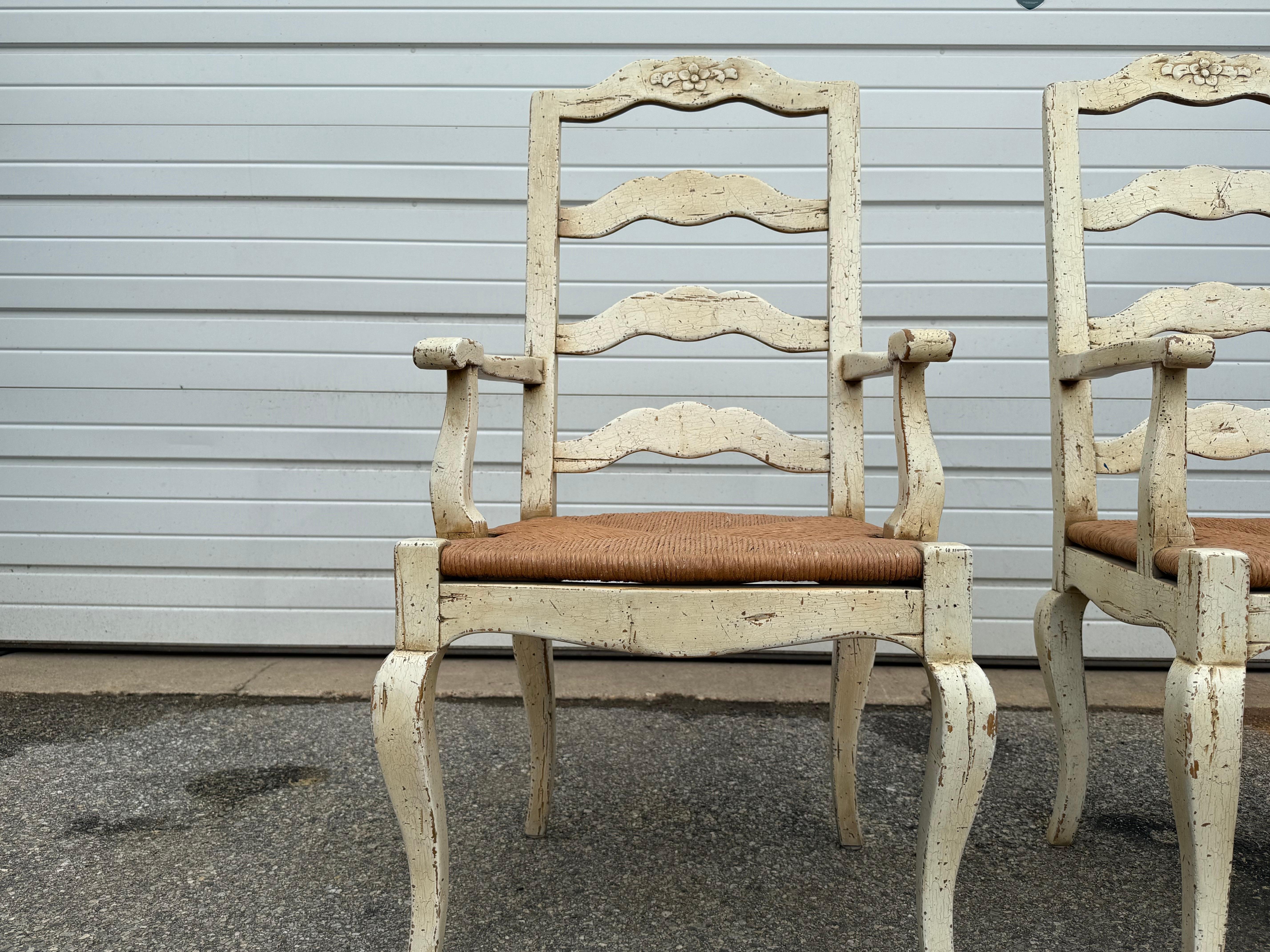 Poltrone da pranzo con schienale a scaletta in stile French Country Antique

Coppia di  Poltrone da pranzo in stile country francese intagliate con sedile in giunco e schienale a scaletta Whiting. Il set ha un aspetto unico (con vernice bianca