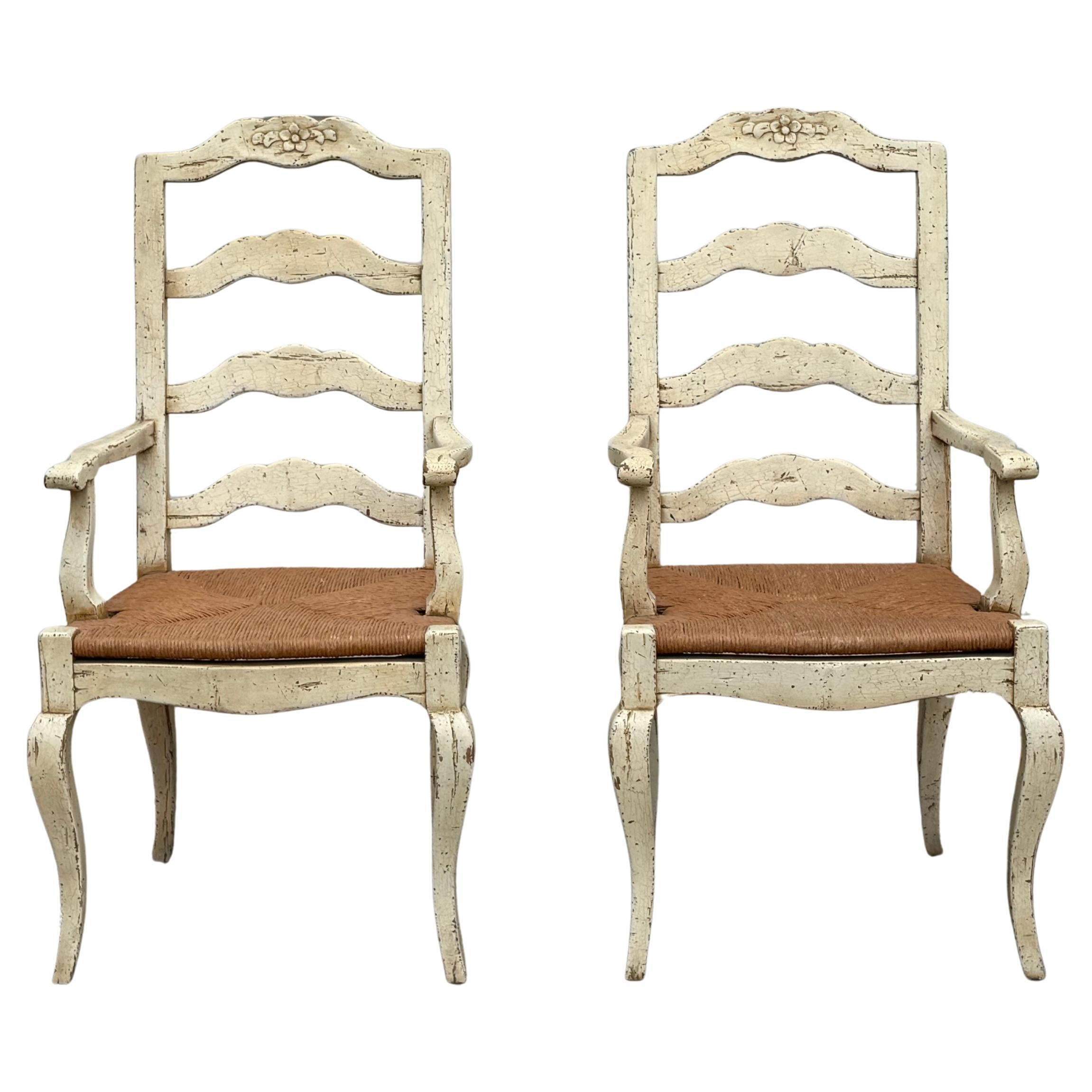Coppia di poltrone da pranzo con schienale a scaletta in stile French Country Antique in vendita