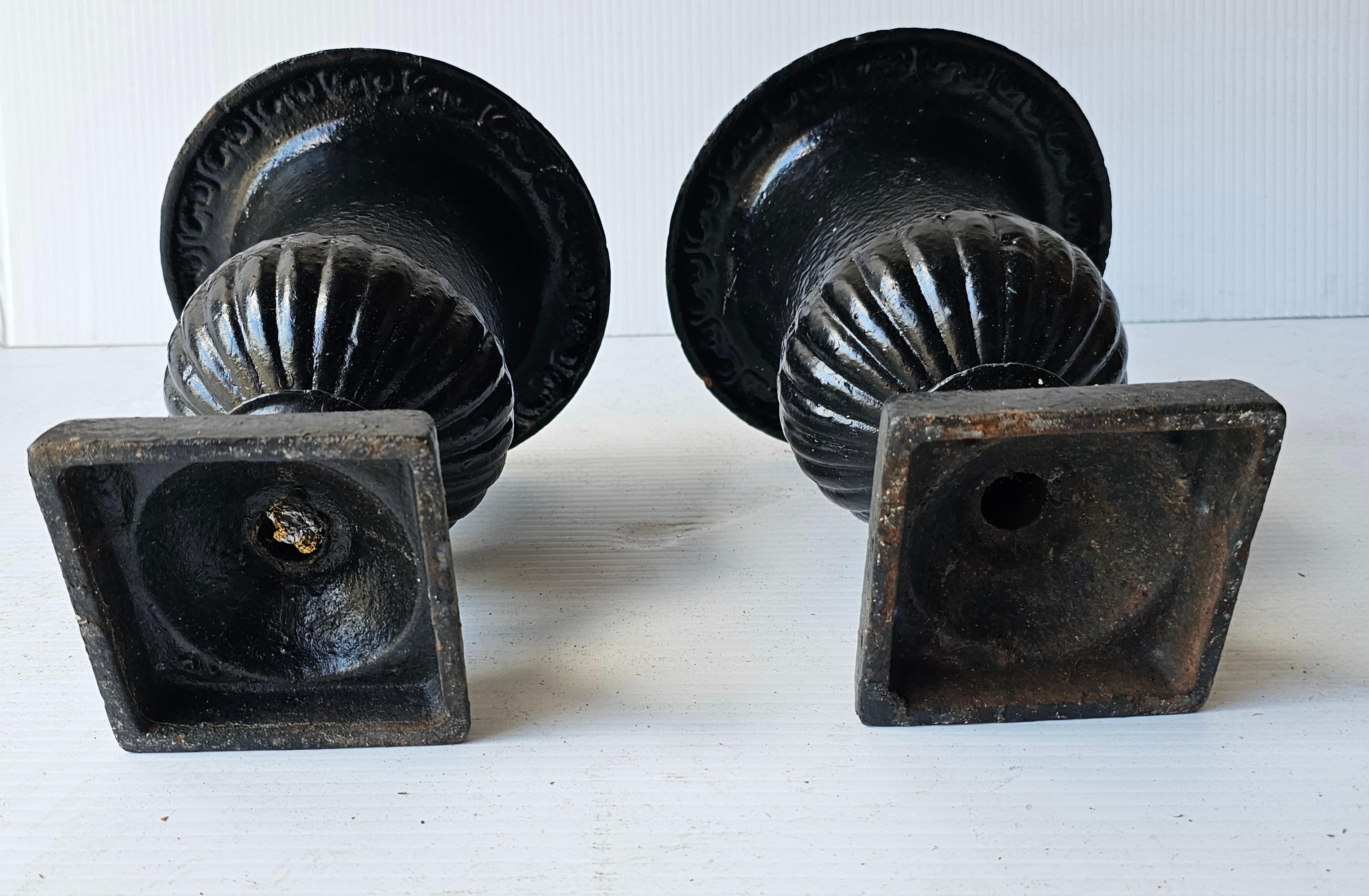Pareja de muebles de estilo rural francés pintados en negro  Jardineras con forma de Urna de Hierro Fundido Jardineras en venta 3