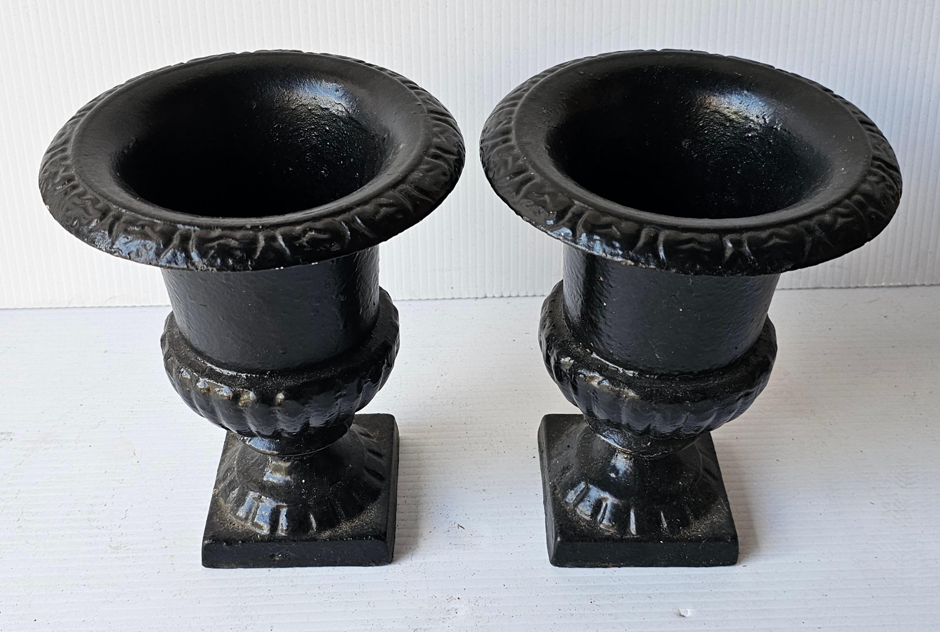 Pareja de muebles de estilo rural francés pintados en negro  Jardineras con forma de Urna de Hierro Fundido Jardineras Provincial francés en venta