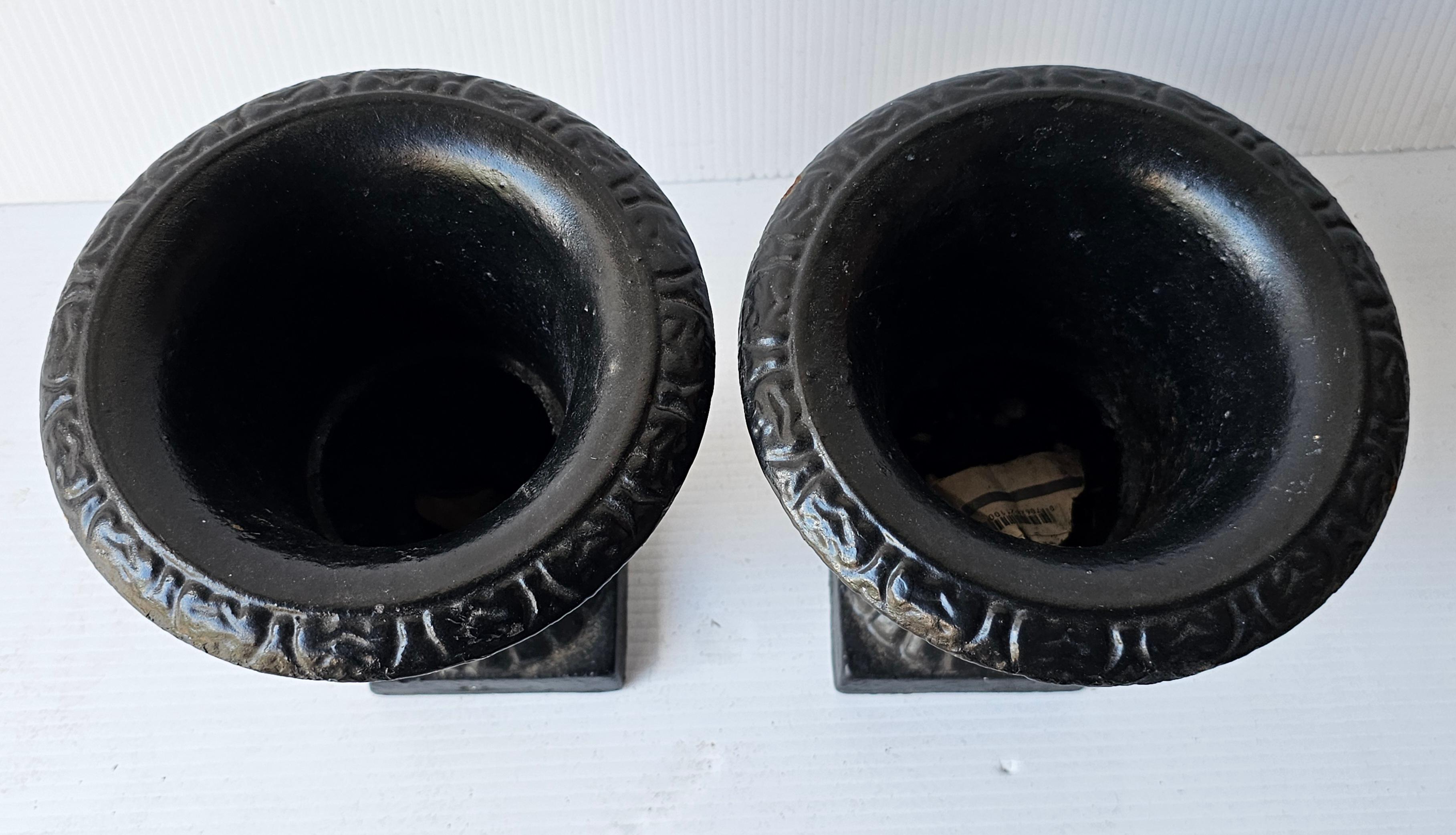 Pareja de muebles de estilo rural francés pintados en negro  Jardineras con forma de Urna de Hierro Fundido Jardineras Desconocido en venta
