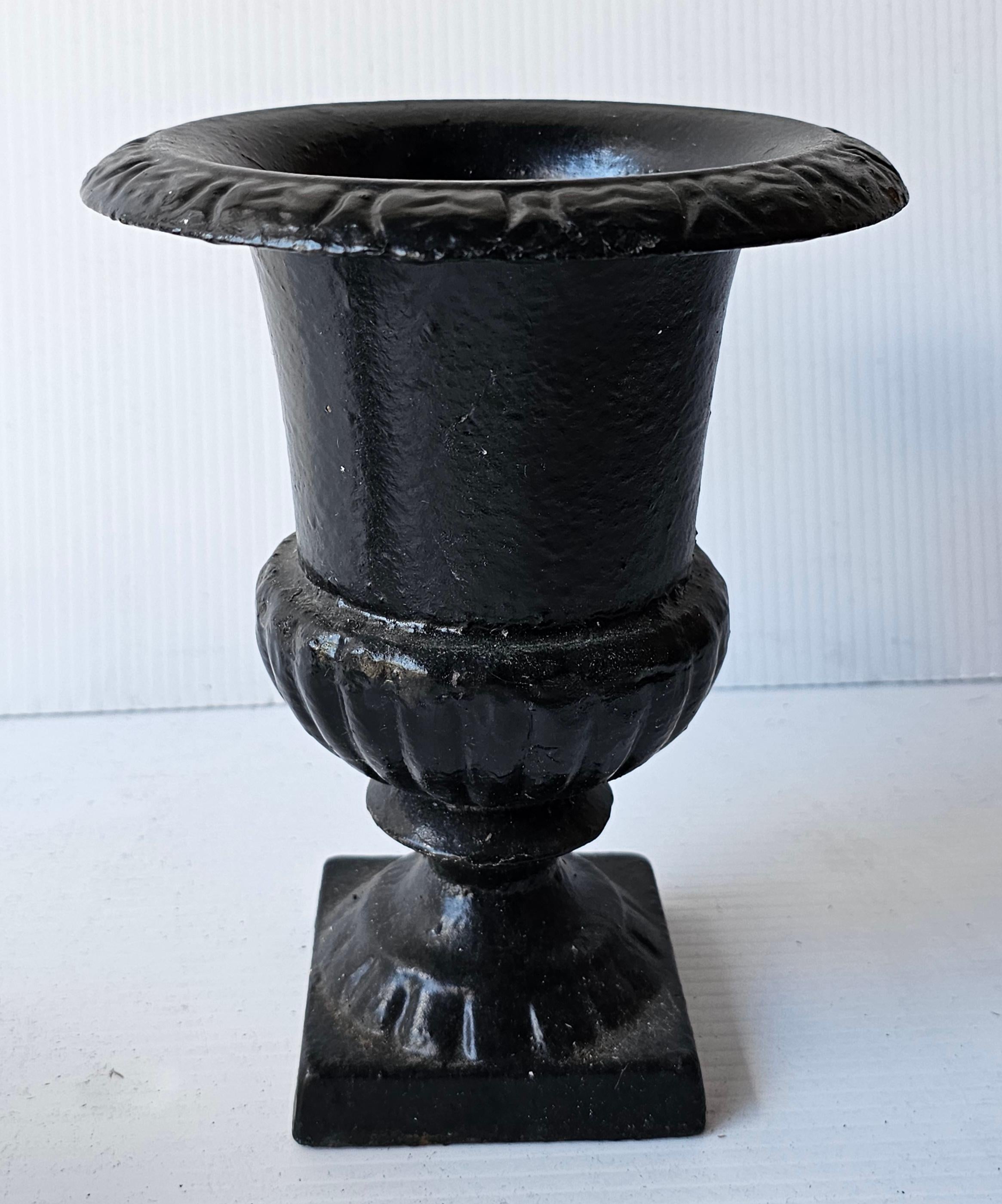 Pareja de muebles de estilo rural francés pintados en negro  Jardineras con forma de Urna de Hierro Fundido Jardineras Pintado en venta
