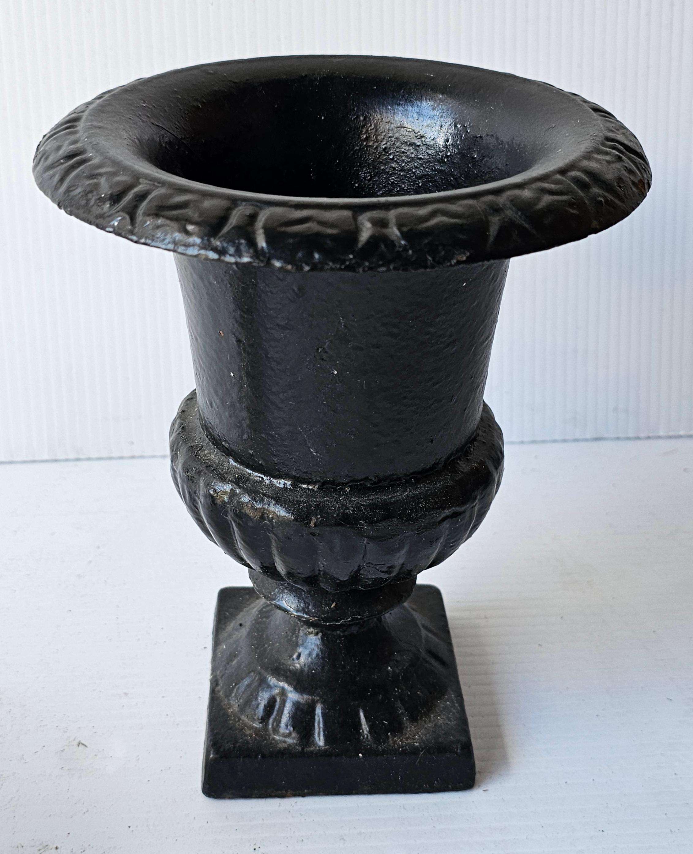 Pareja de muebles de estilo rural francés pintados en negro  Jardineras con forma de Urna de Hierro Fundido Jardineras en Bueno estado para la venta en Germantown, MD