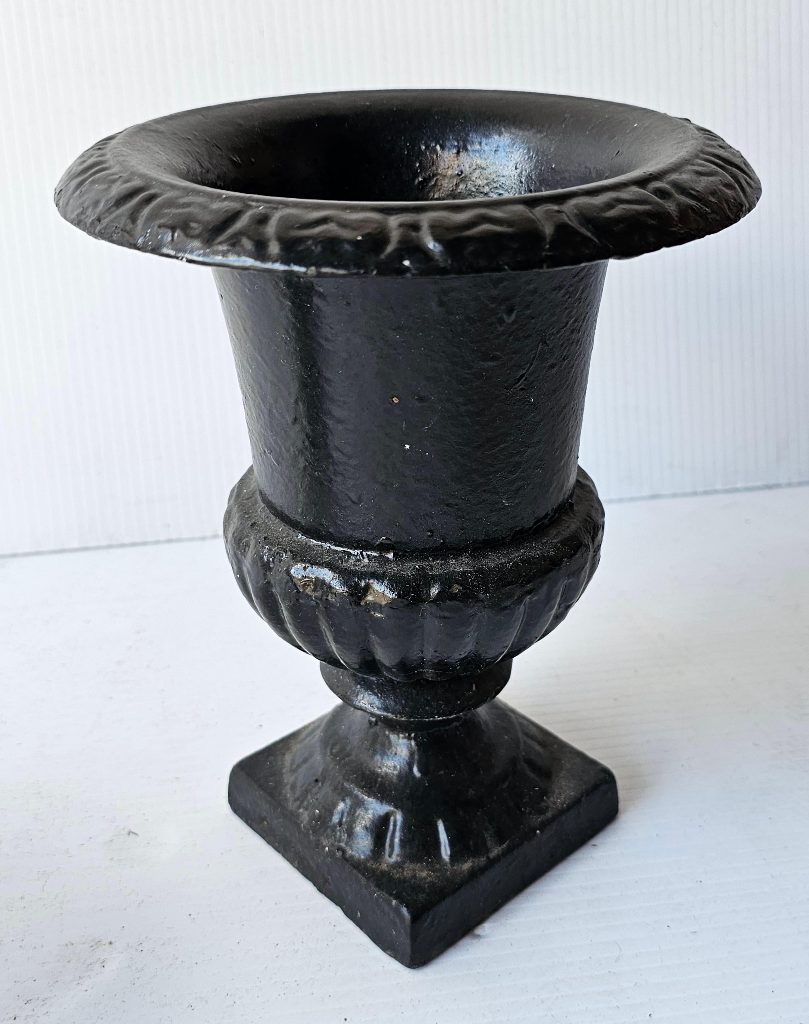 Pareja de muebles de estilo rural francés pintados en negro  Jardineras con forma de Urna de Hierro Fundido Jardineras siglo XX en venta