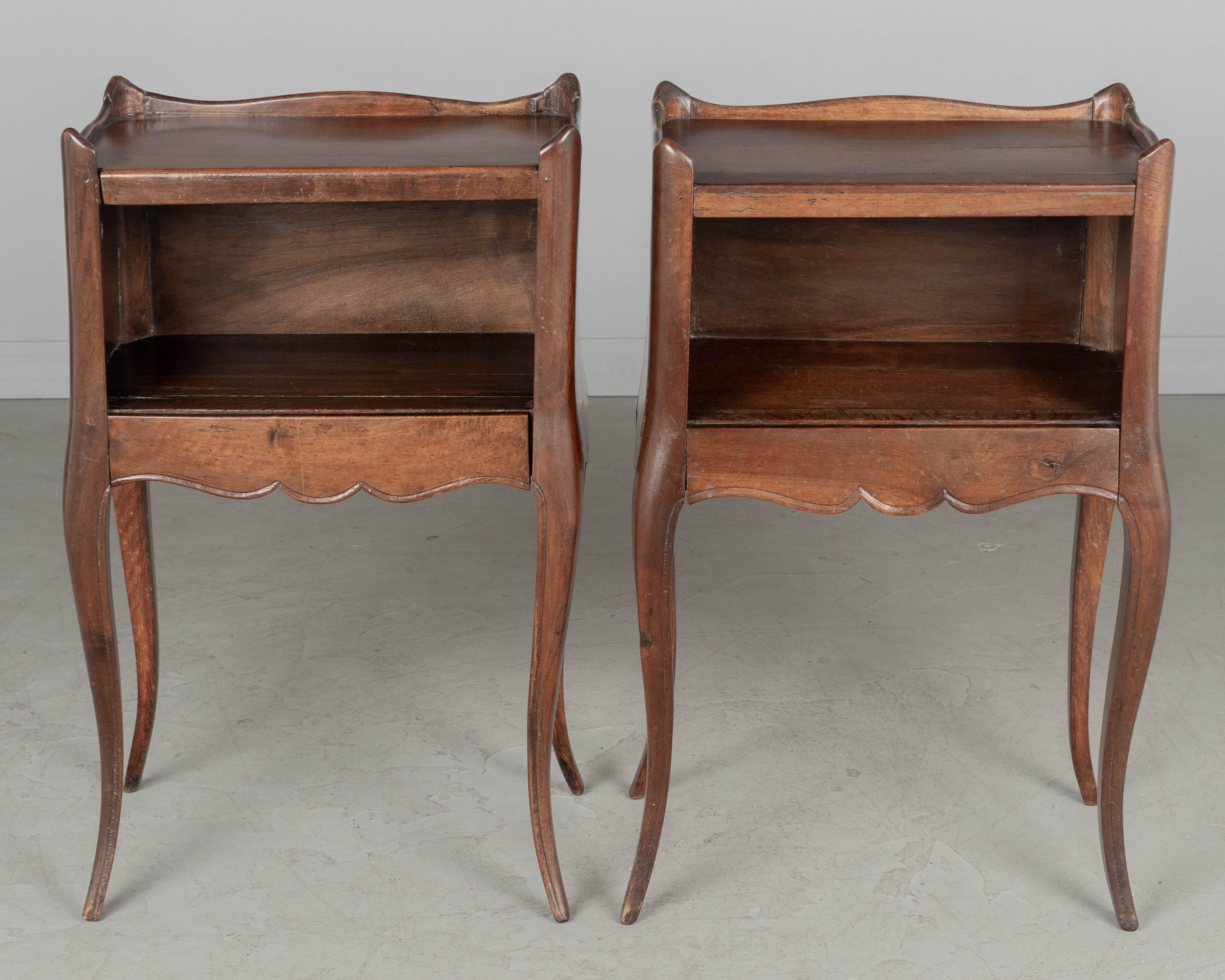 20th Century Pair of French Country Louis XV Style Nightstands For Sale