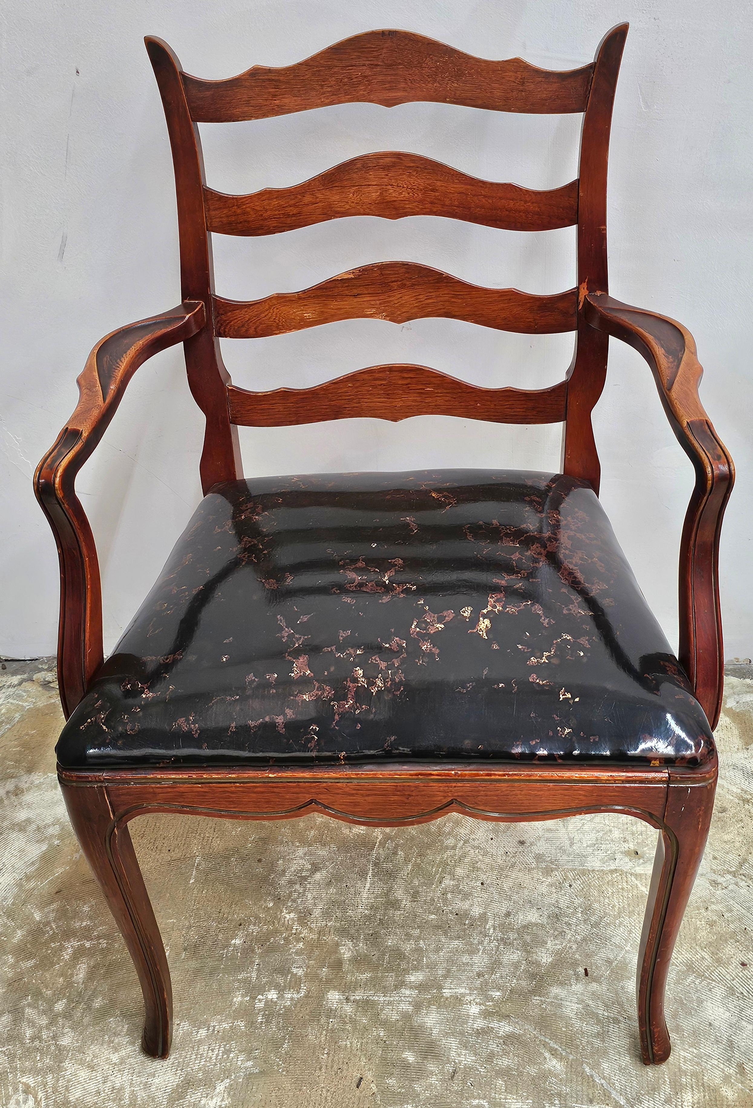 Pareja de sillones de caoba y respaldo tapizado de estilo rural francés Estadounidense en venta