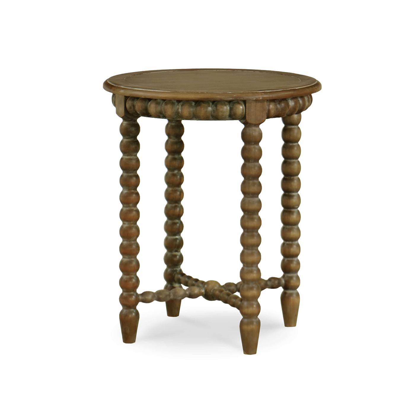 Une pièce intemporelle qui allie harmonieusement charme rustique et design élégant. Cette table d'appoint ronde est dotée d'un cadre en bois massif au riche fini paille, qui lui confère à la fois durabilité et attrait classique. Les pieds en fuseau